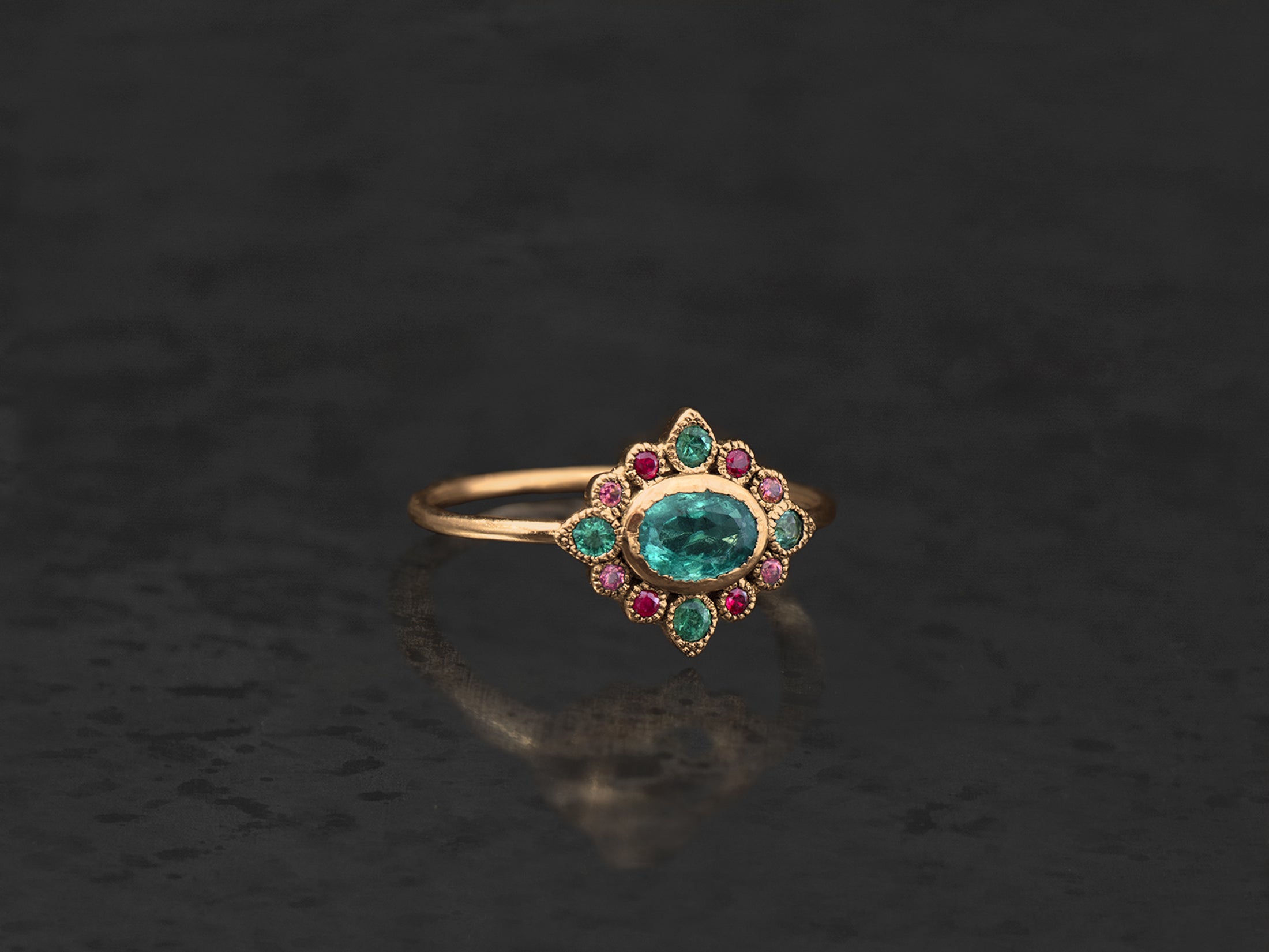 Bague Sagan emeraude ovale 0,47cts, rubis et spinelles roses or jaune – bijou artisanal signé Emmanuelle Zysman