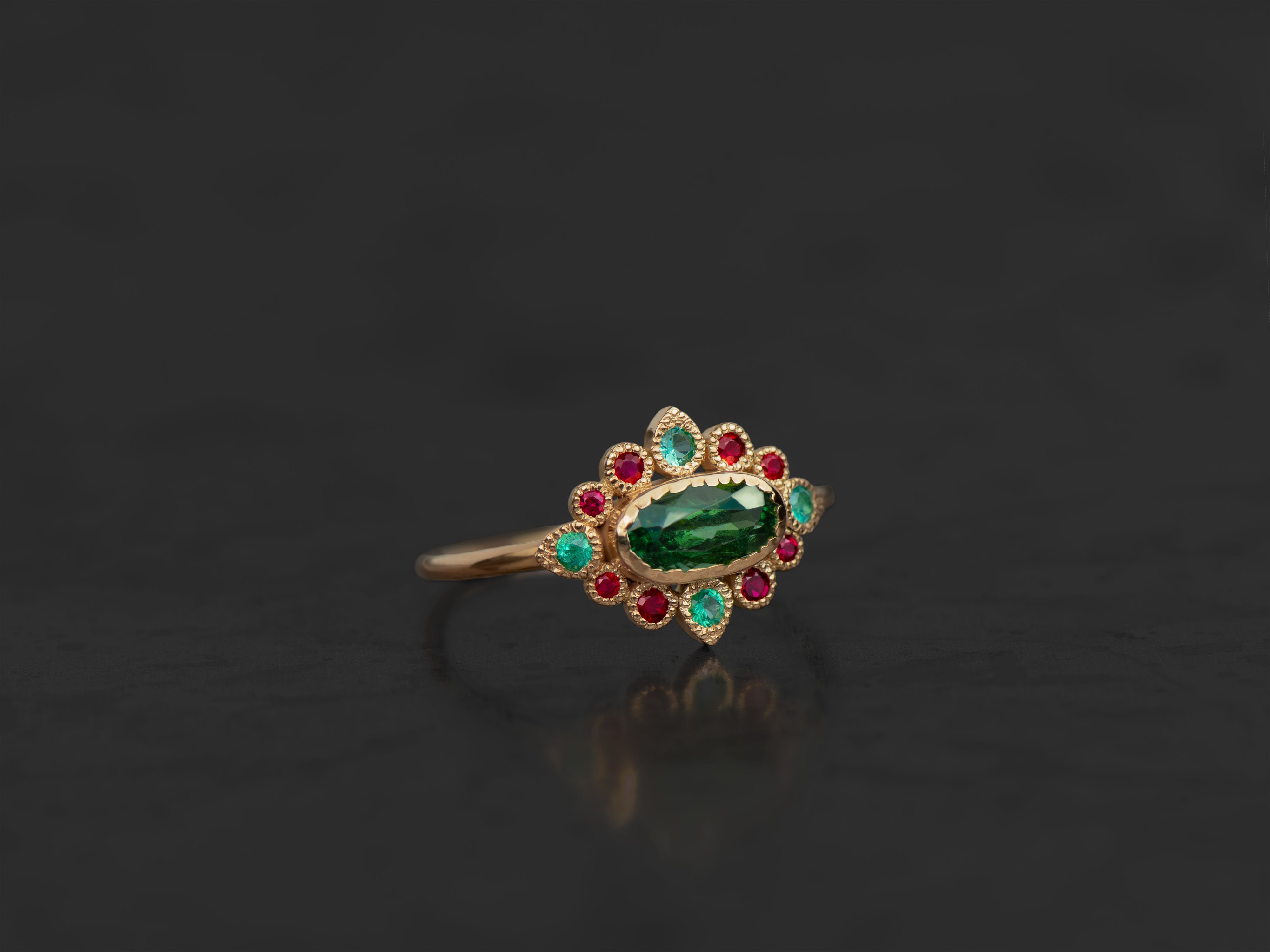 Bague Sagan tourmaline taillée verte 0,64cts, rubis et émeraude or jaune