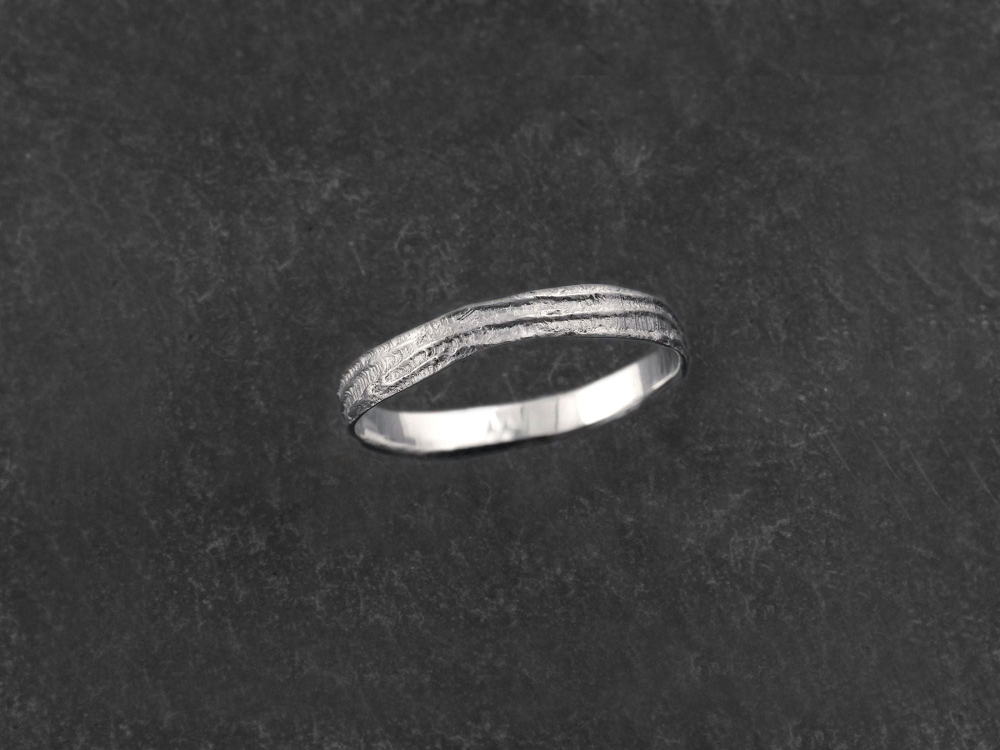 Bague Sitia argent homme, fin jonc texturé à largeur irrégulière, Emmanuelle Zysman