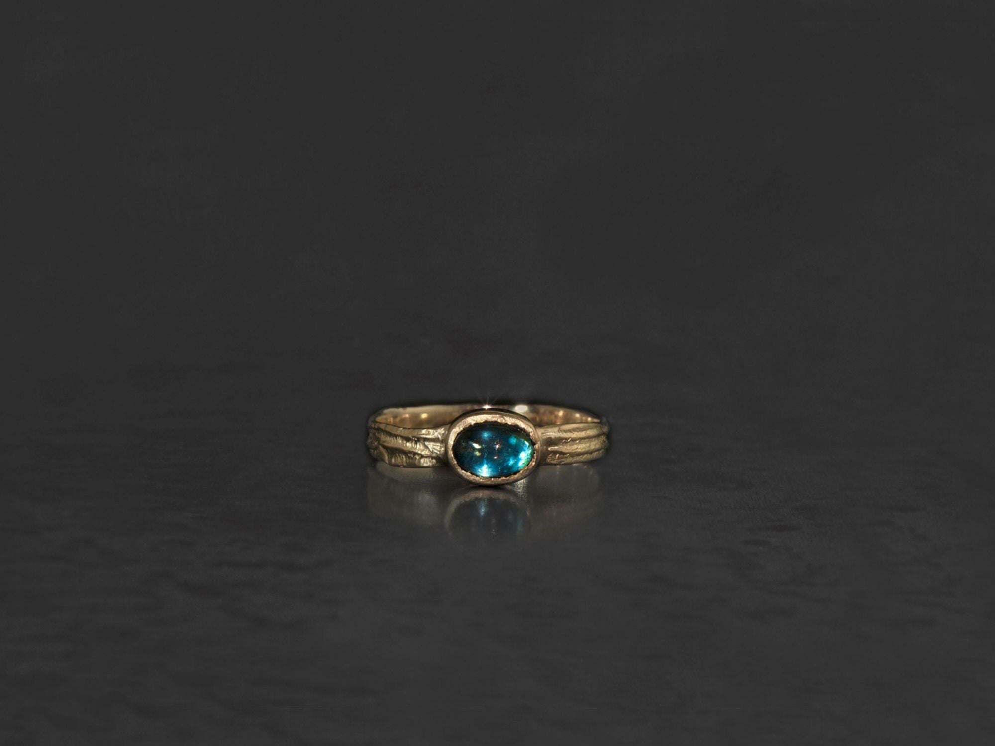 Bague Sitia PM tourmaline bleue cabochon 0,50 cts or jaune – bijou artisanal signé Emmanuelle Zysman