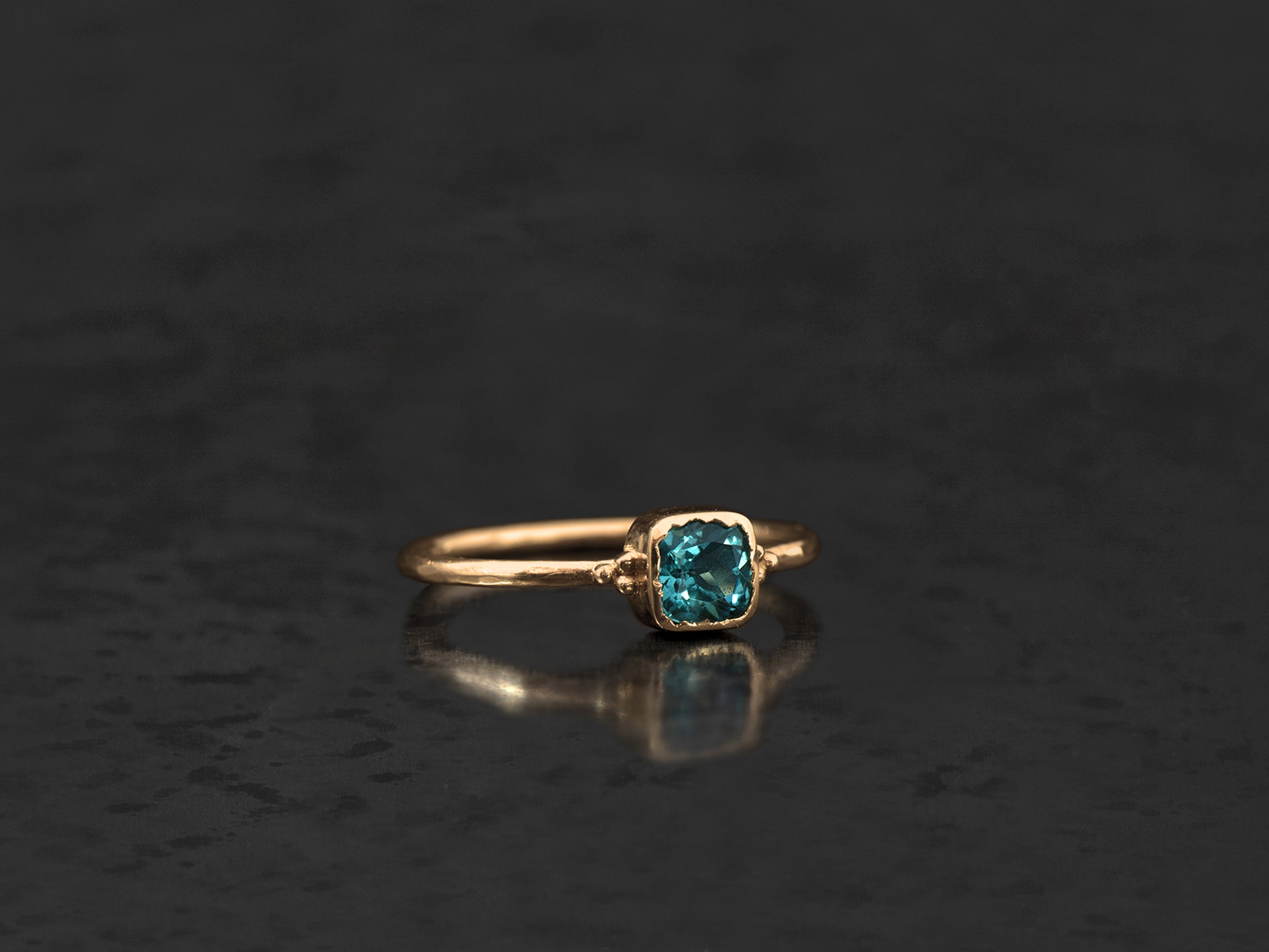 Bague Zelda tourmaline bleue coussin 0,46cts or jaune – bijou artisanal signé Emmanuelle Zysman