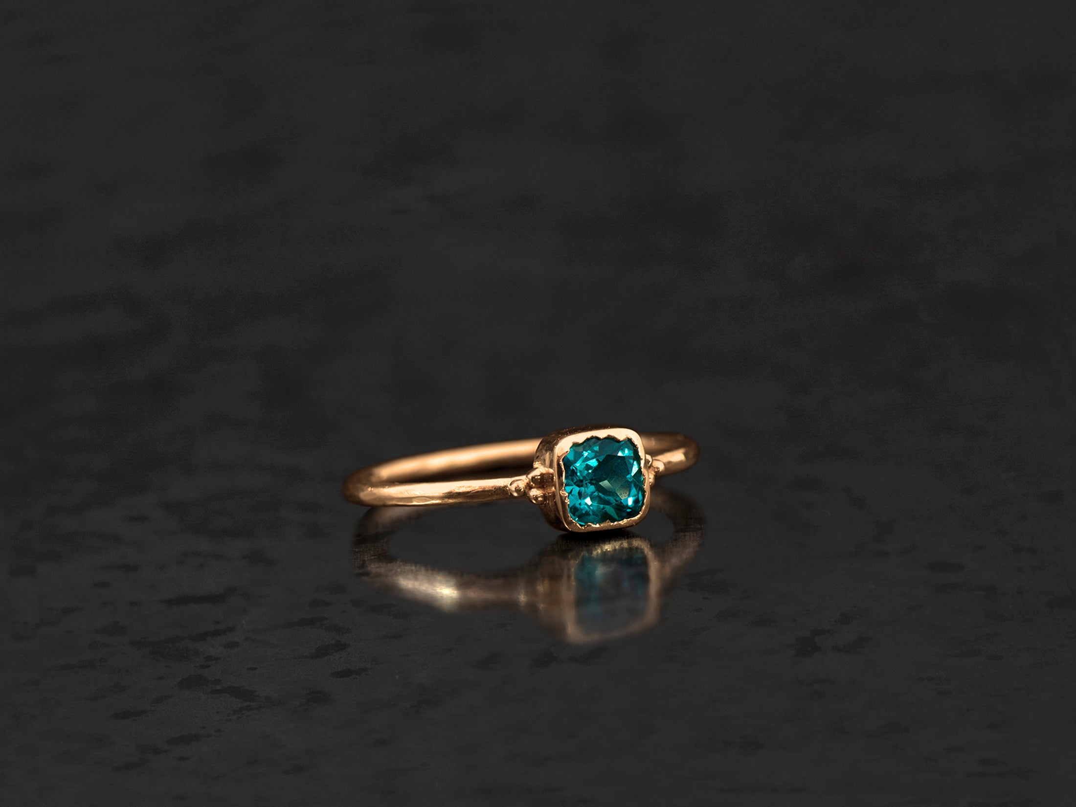 Bague Zelda tourmaline bleue coussin 0,46cts or jaune