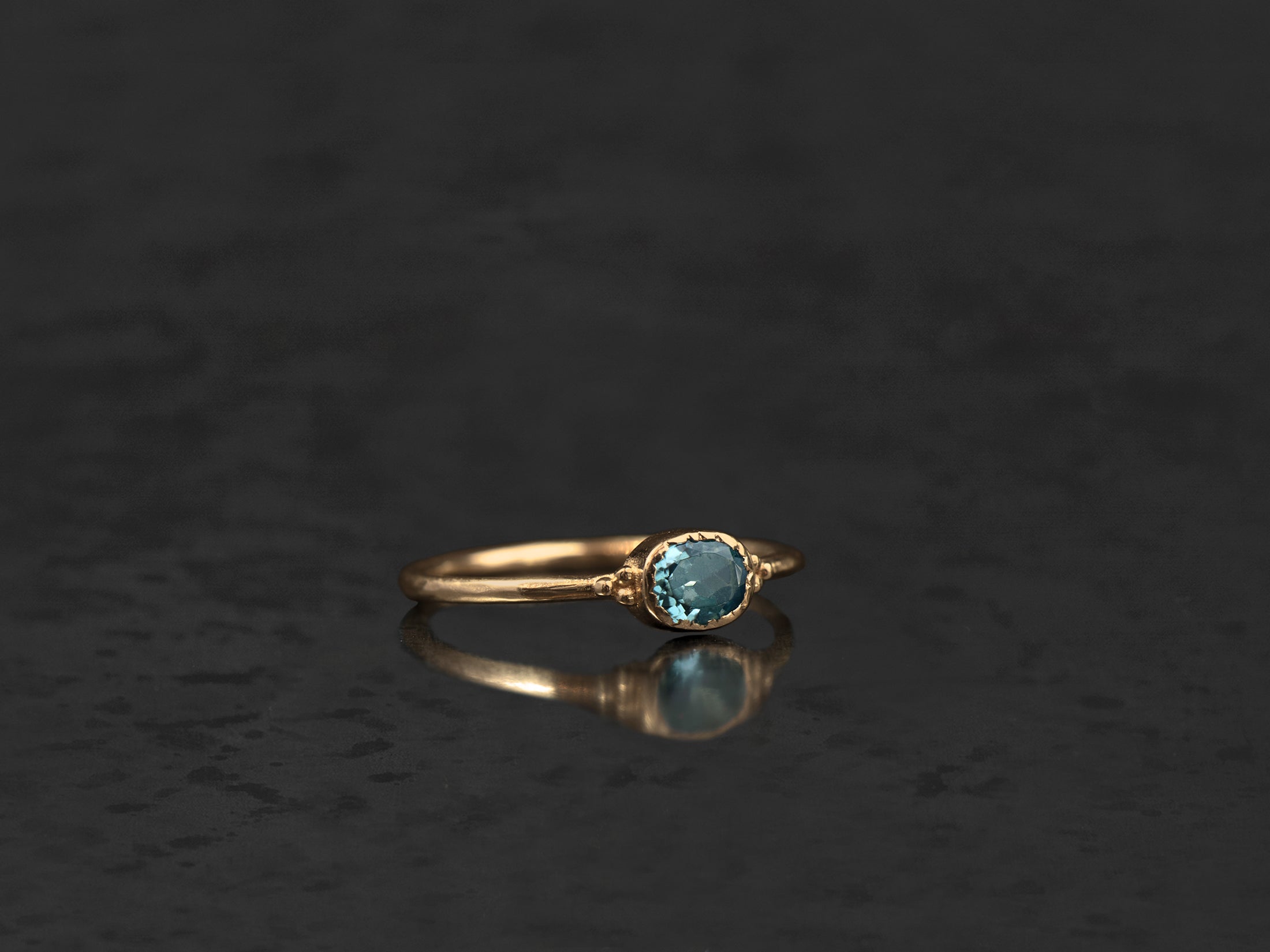 Bague Zelda tourmaline bleue ovale 0,34cts or jaune – bijou artisanal signé Emmanuelle Zysman