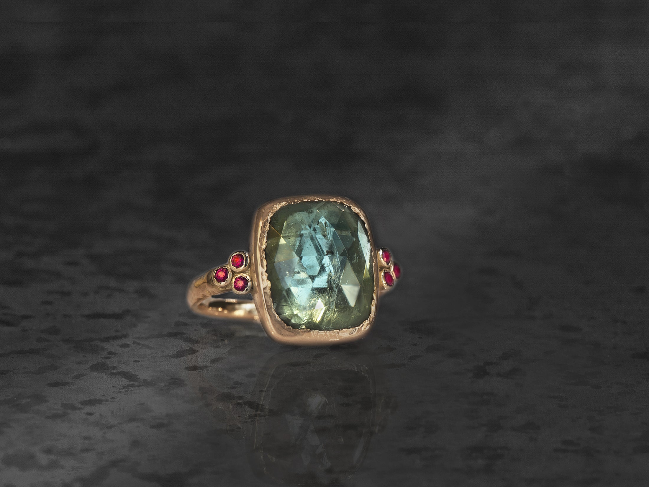 Bague Queen rubis tourmaline vert d'eau 6,39cts or jaune – bijou artisanal signé Emmanuelle Zysman