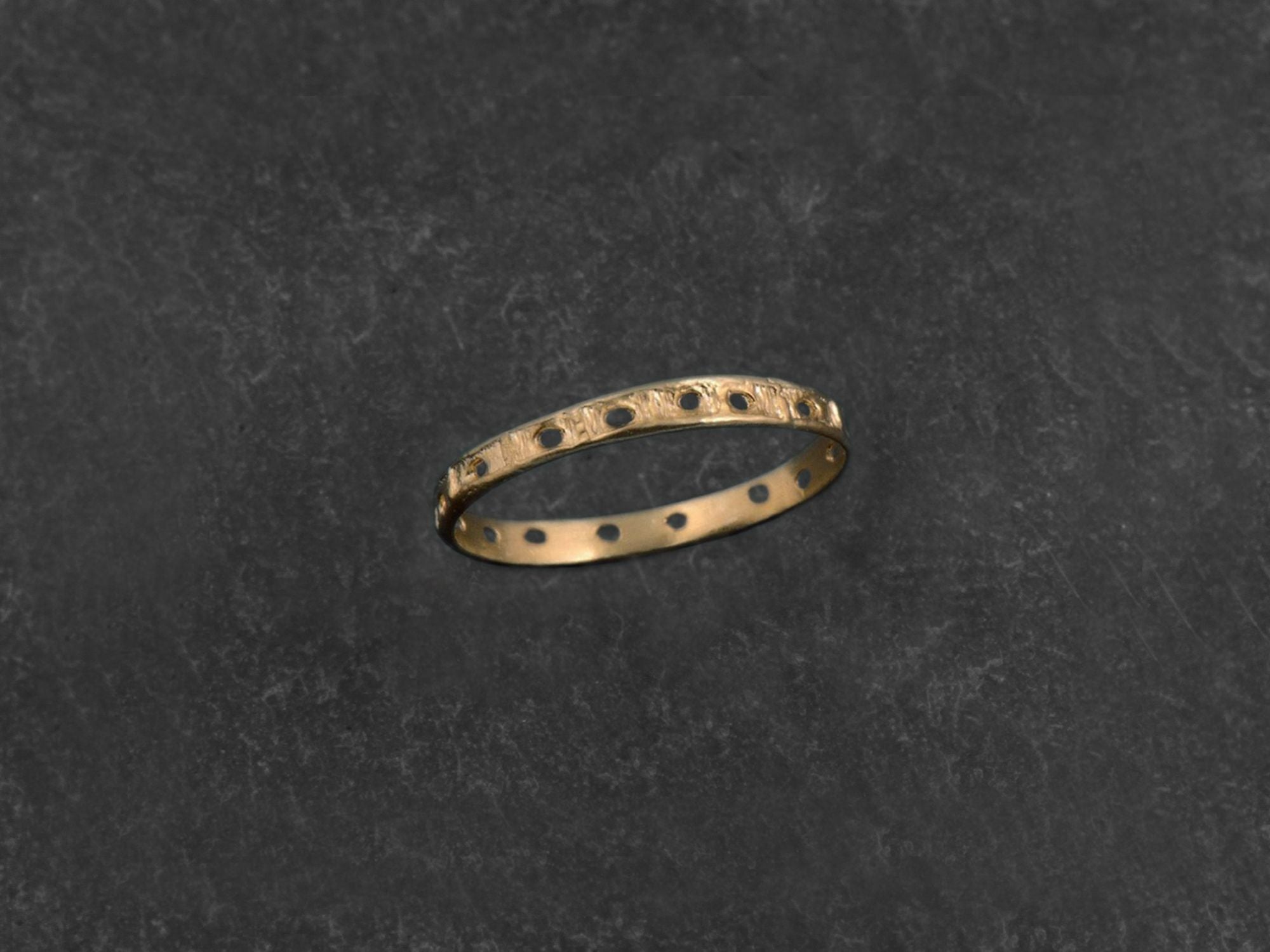 Bague Minos Perforée or jaune — bijou signature Emmanuelle Zysman en argent ou vermeil, élégant et intemporel