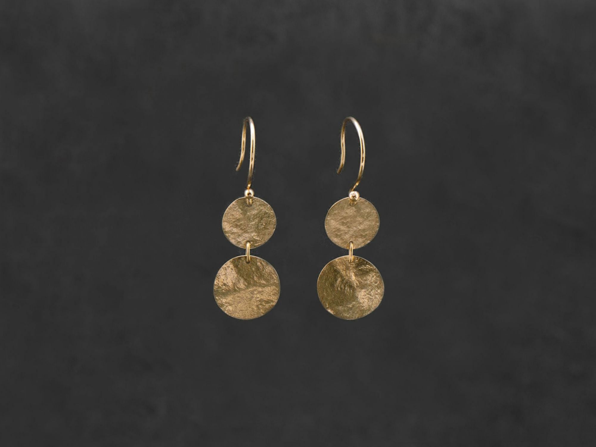 Boucles d’oreilles double Sequins or jaune – bijou artisanal signé Emmanuelle Zysman