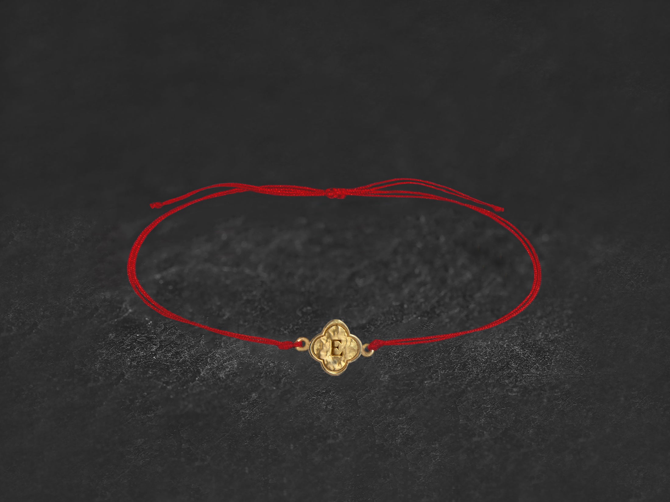 Bracelet Baby Amor PM 1 lettre or jaune — bijou signature Emmanuelle Zysman en argent ou vermeil, élégant et intemporel