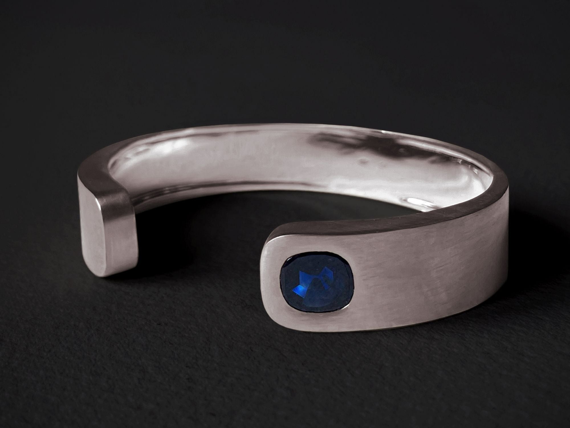 Bracelet or blanc champagne et saphir – bijou artisanal signé Emmanuelle Zysman