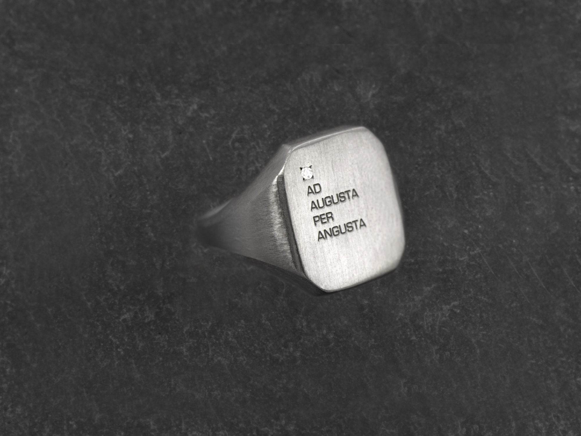 Chevalière Nemours argent diamant + devise – bijou artisanal signé Emmanuelle Zysman