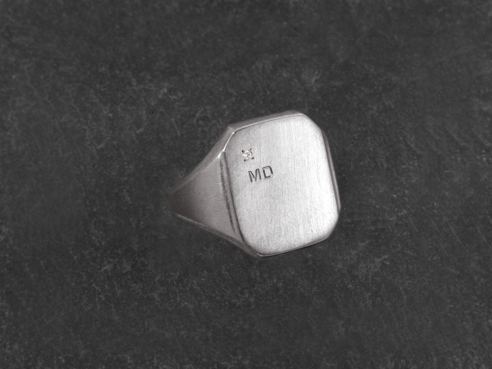 Chevalière Nemours diamant + initiales bâton — bijou signature Emmanuelle Zysman en argent ou vermeil, élégant et intemporel