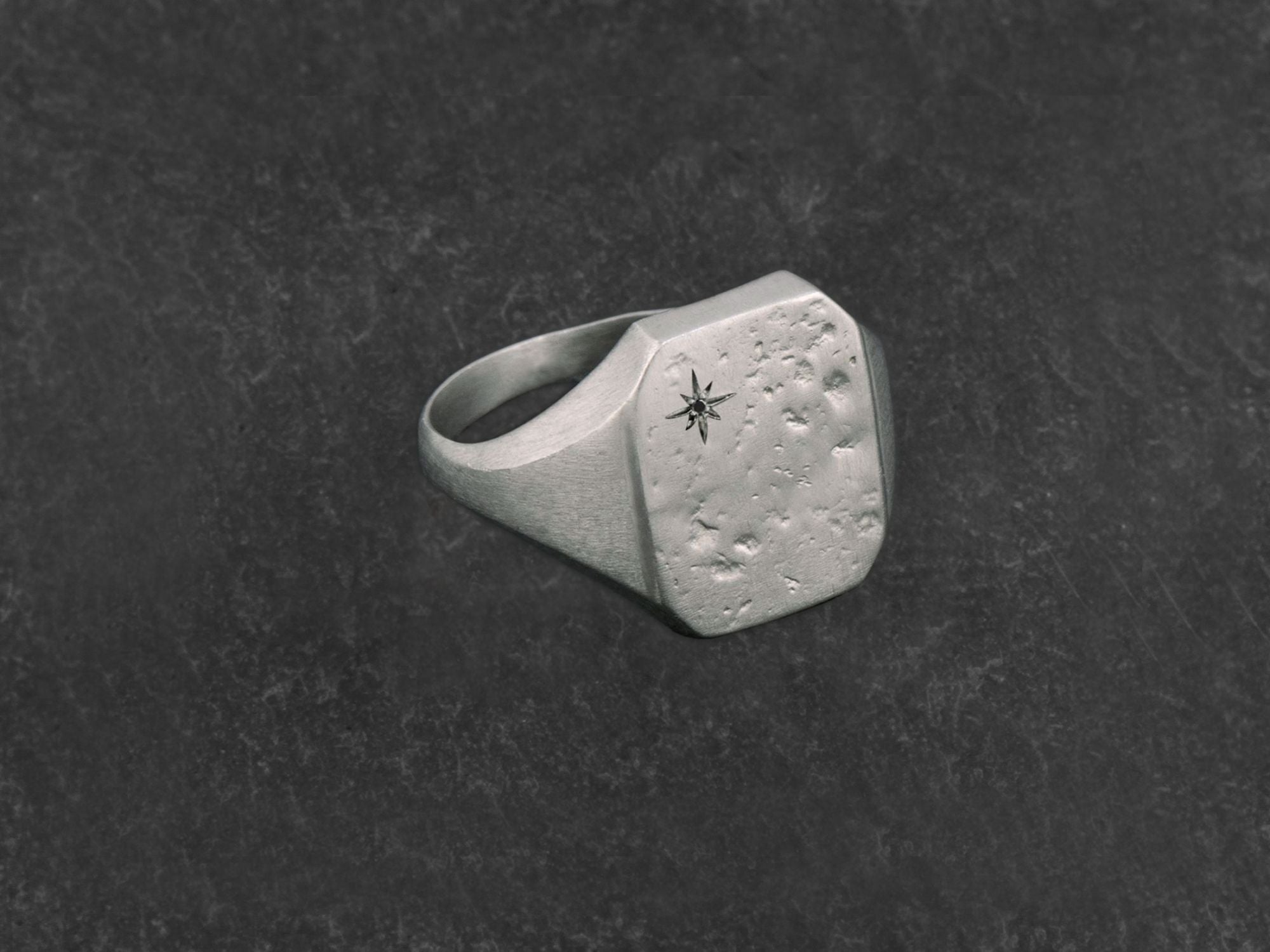 Chevalière Nemours argent diamant noir homme — bijou signature Emmanuelle Zysman en argent ou vermeil, élégant et intemporel
