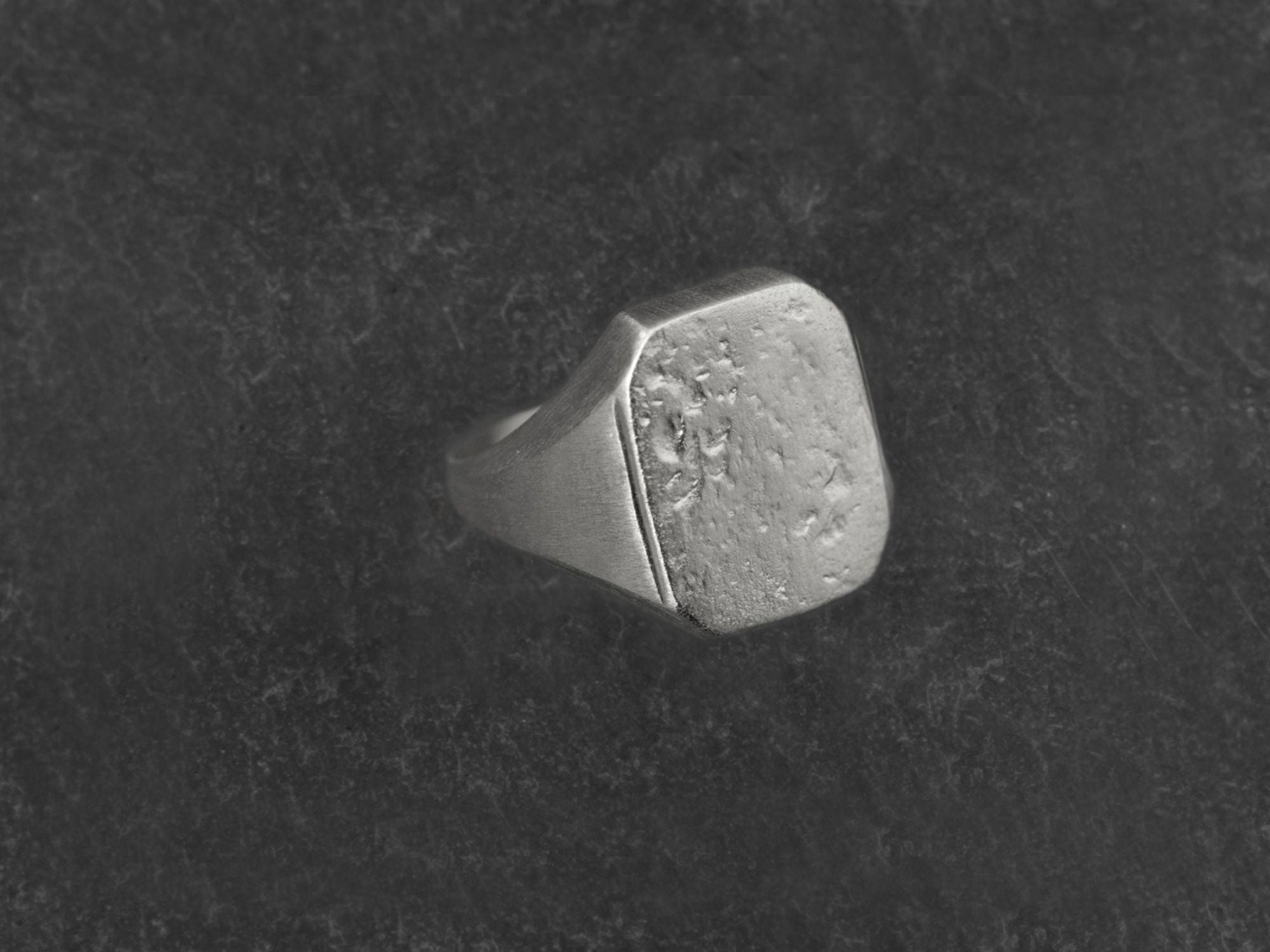 Chevalière Nemours argent homme — bijou signature Emmanuelle Zysman en argent ou vermeil, élégant et intemporel