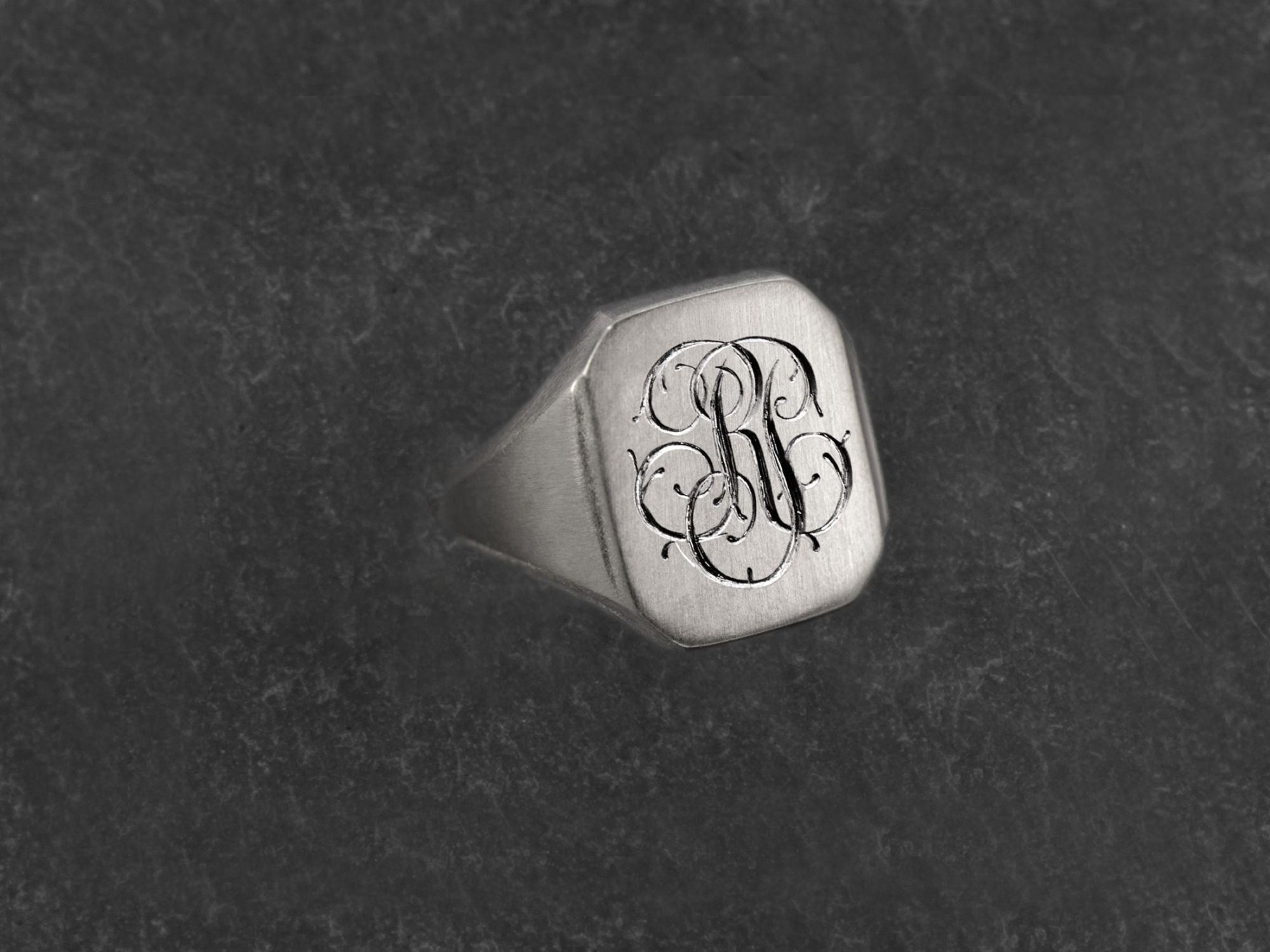 Chevalière Nemours argent monogramme – bijou artisanal signé Emmanuelle Zysman