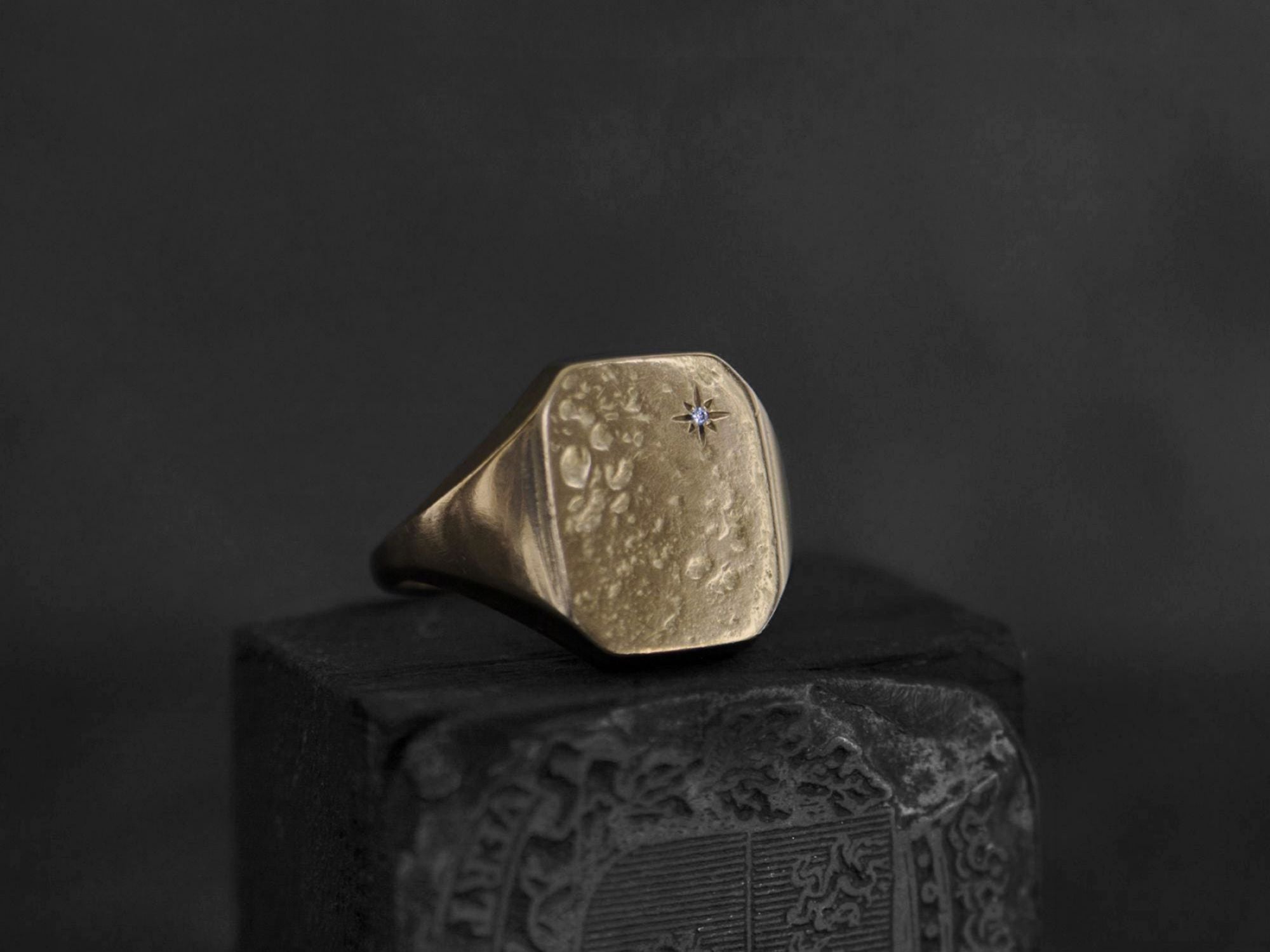 Chevalière Nemours diamant blanc or jaune — bijou signature Emmanuelle Zysman en argent ou vermeil, élégant et intemporel
