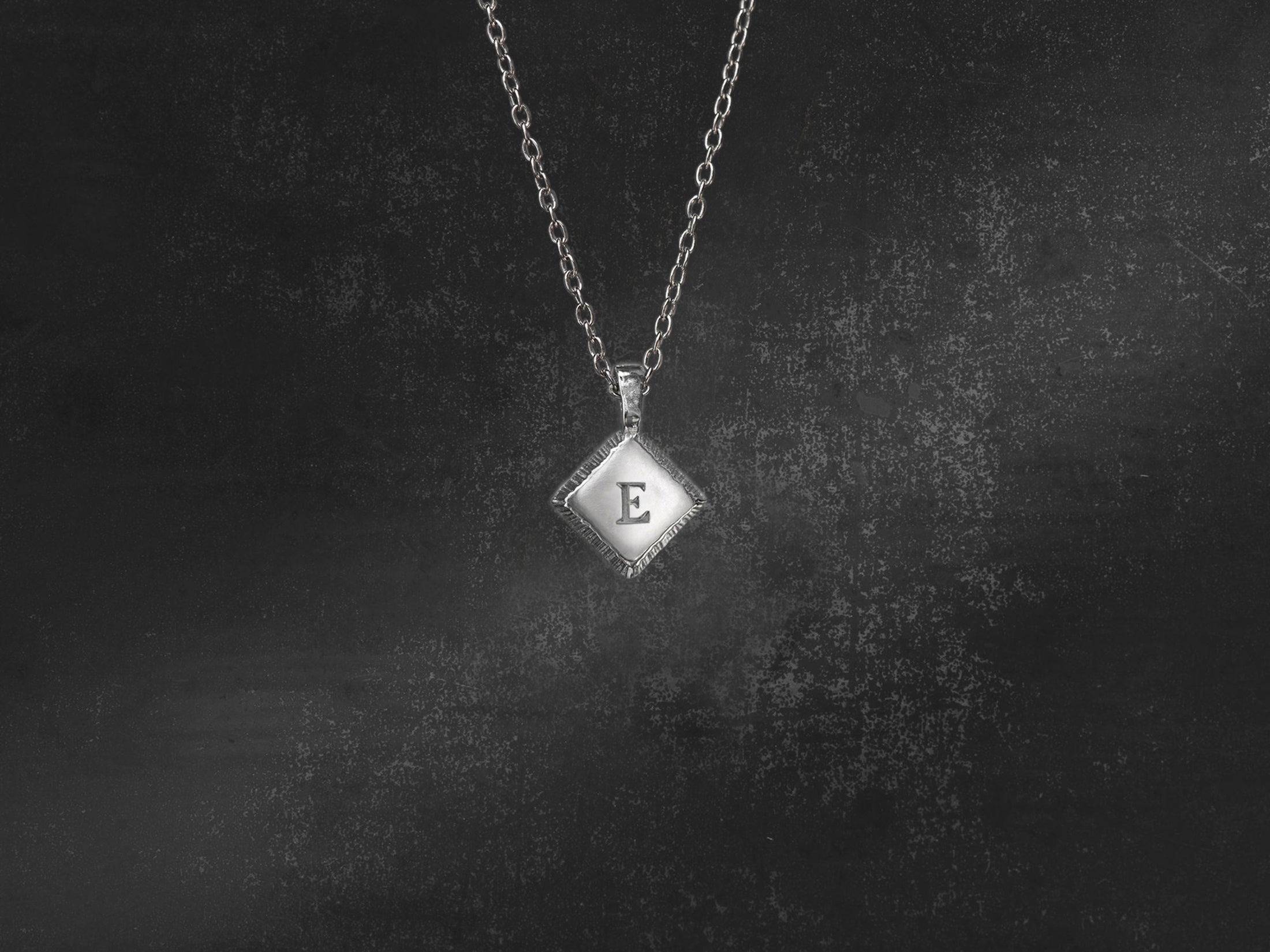 Collier Adama 1 lettre or blanc — bijou signature Emmanuelle Zysman en argent ou vermeil, élégant et intemporel