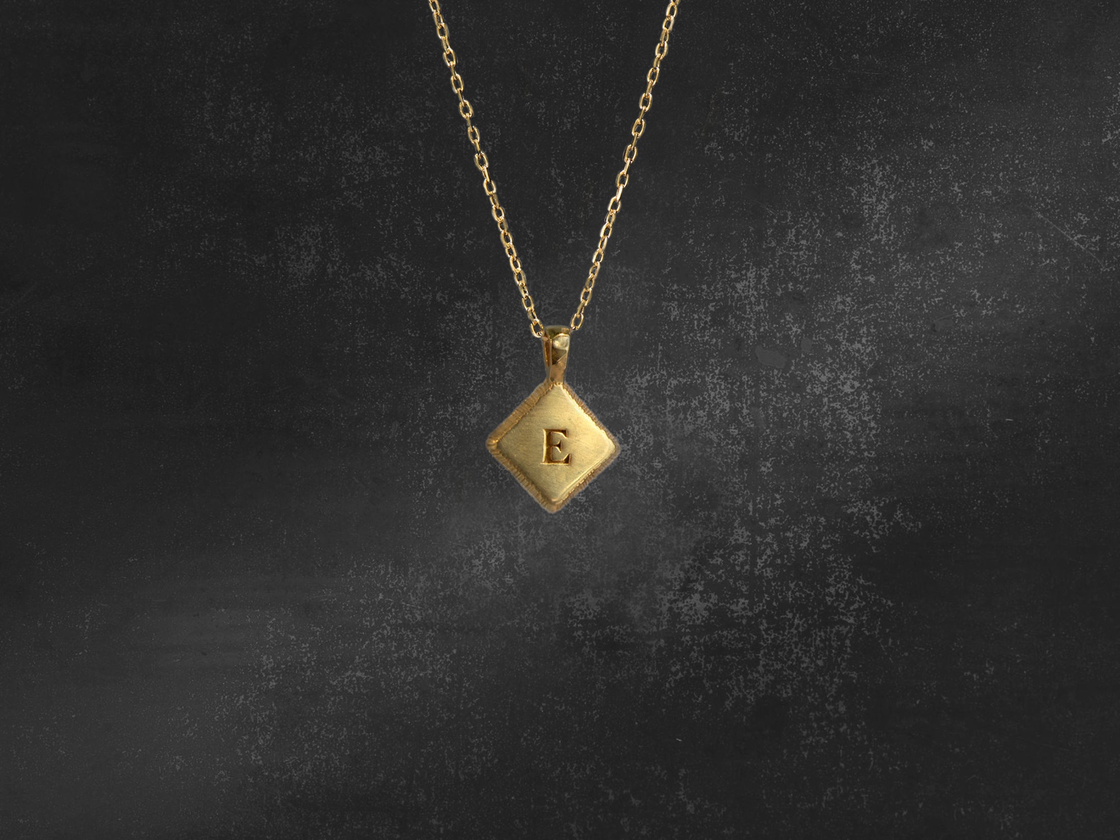 Collier Adama 1 lettre or jaune — bijou signature Emmanuelle Zysman en argent ou vermeil, élégant et intemporel