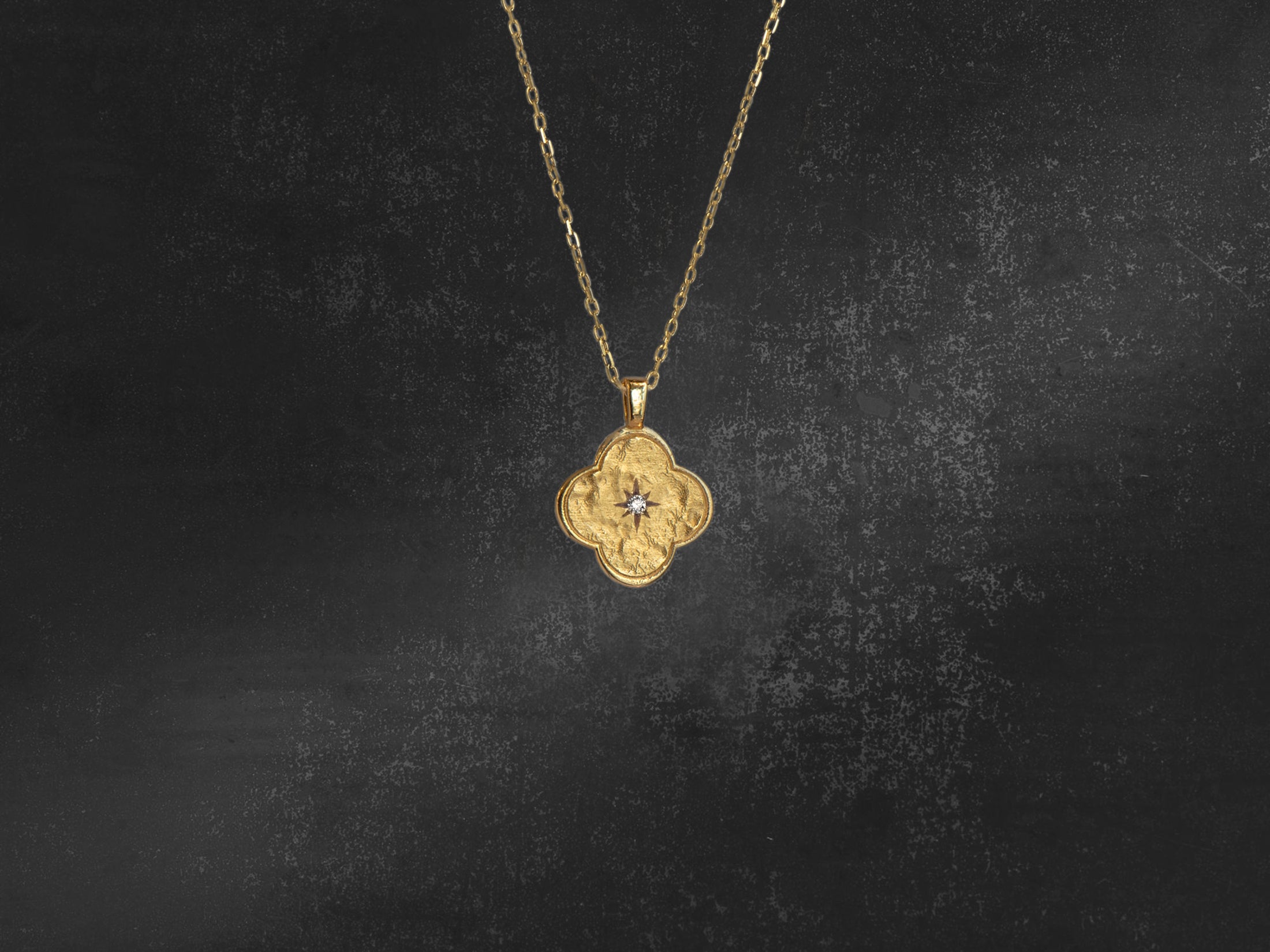 Collier Baby Amor MM diamant blanc or jaune — bijou signature Emmanuelle Zysman en argent ou vermeil, élégant et intemporel