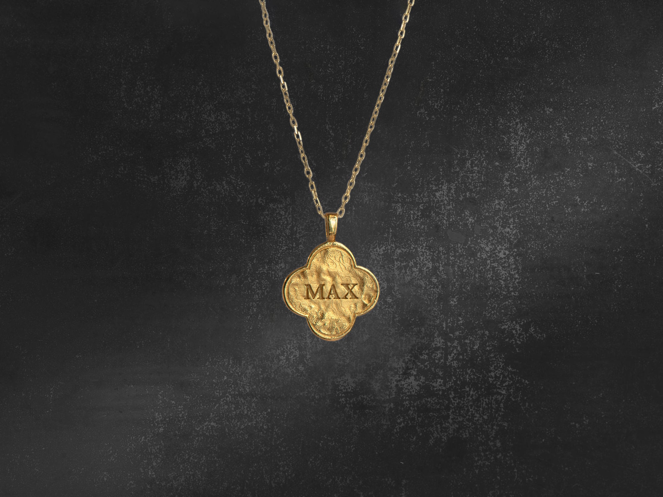 Collier Baby Amor 3 lettres or jaune — bijou signature Emmanuelle Zysman en argent ou vermeil, élégant et intemporel