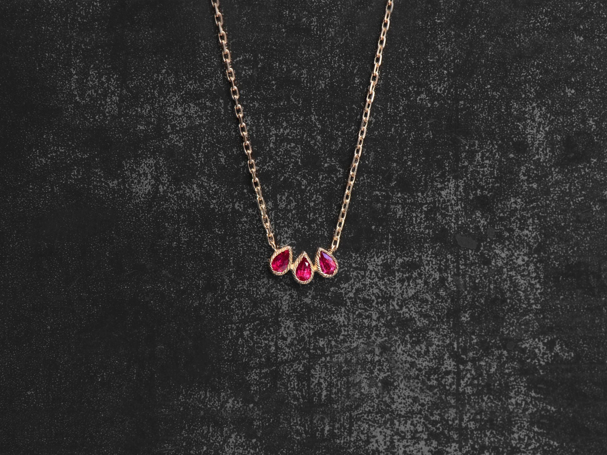Collier Alex rubis or jaune – bijou artisanal signé Emmanuelle Zysman