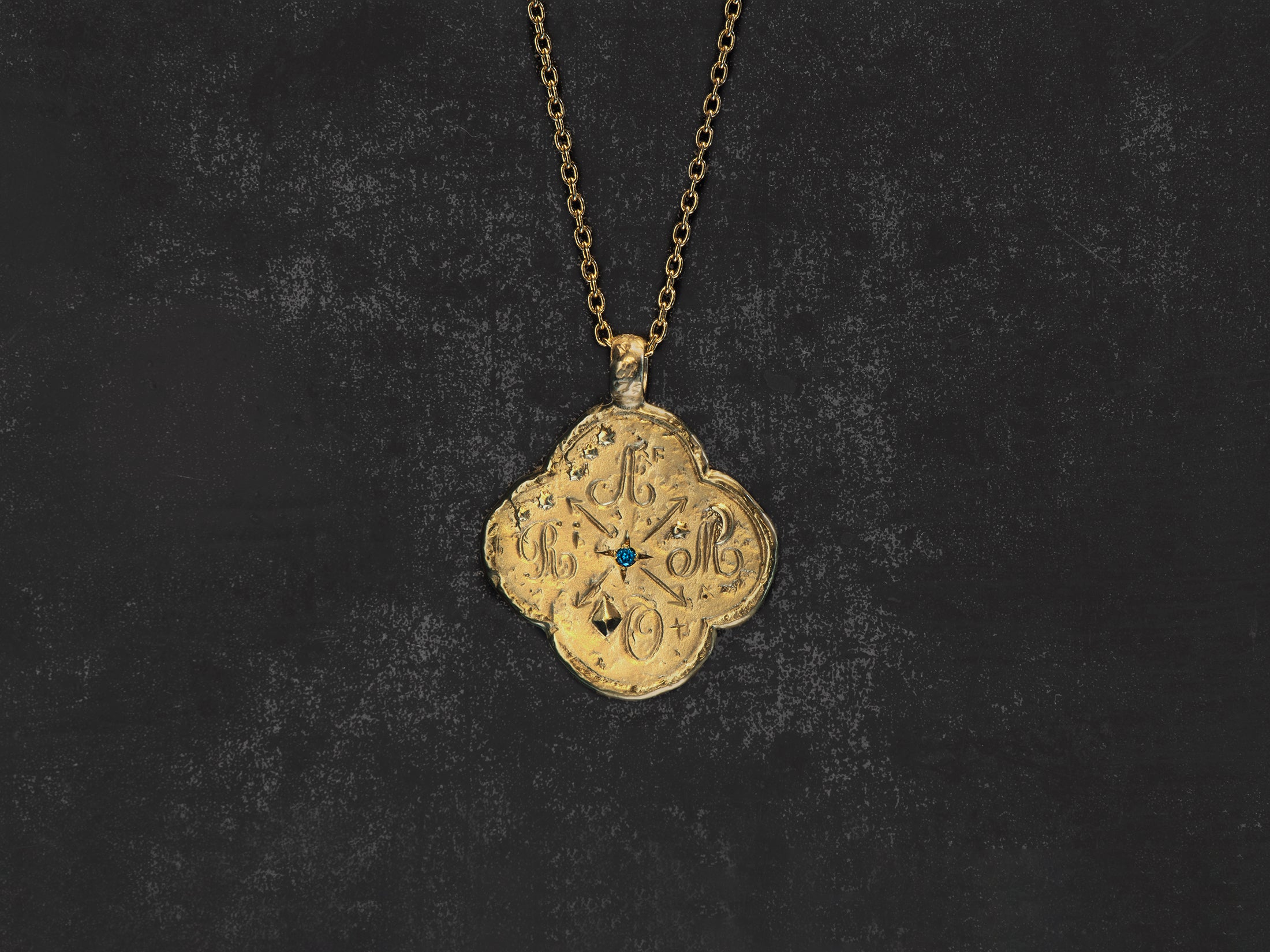 Collier Amor fati texturé plaqué or et diamant bleu PM – bijou artisanal signé Emmanuelle Zysman