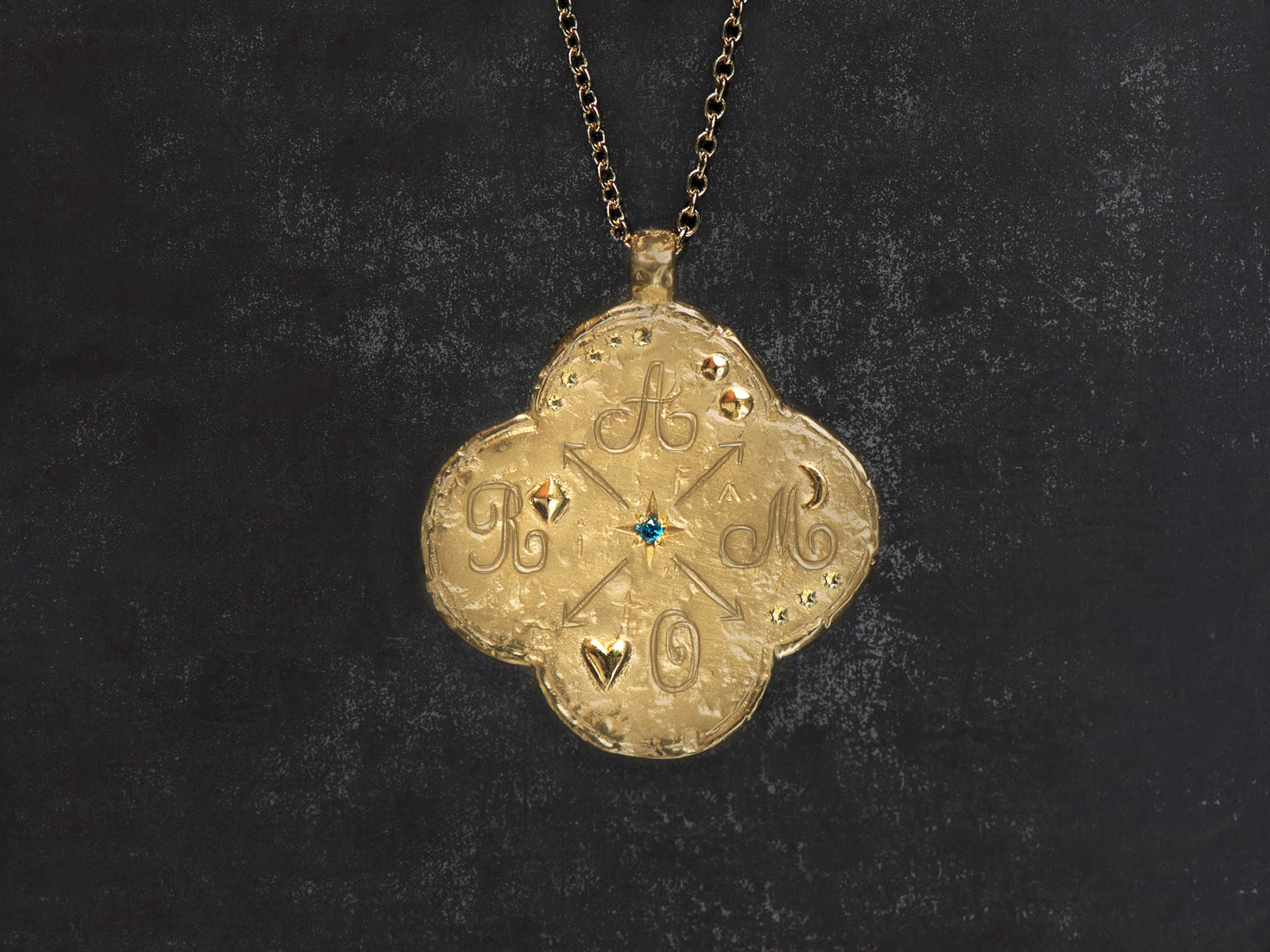Collier Amor Fati vermeil texturé et diamant bleu GM – bijou artisanal signé Emmanuelle Zysman