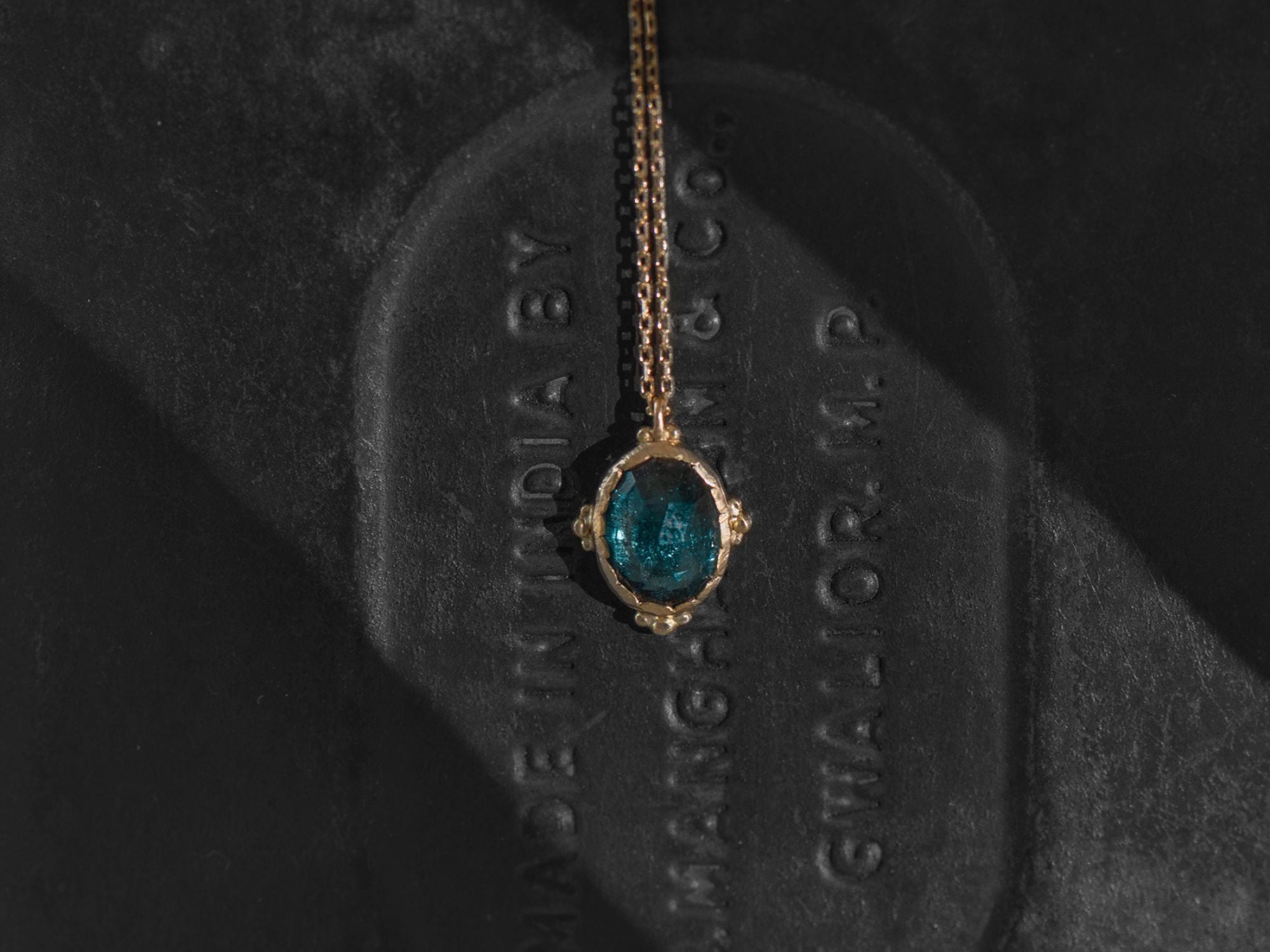 Collier Enigma Tourmaline indigo 1,80cts or jaune – bijou artisanal signé Emmanuelle Zysman