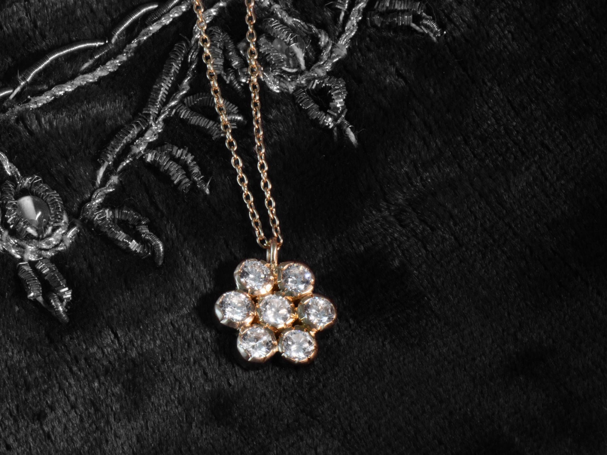 Collier or jaune et diamants – bijou artisanal signé Emmanuelle Zysman