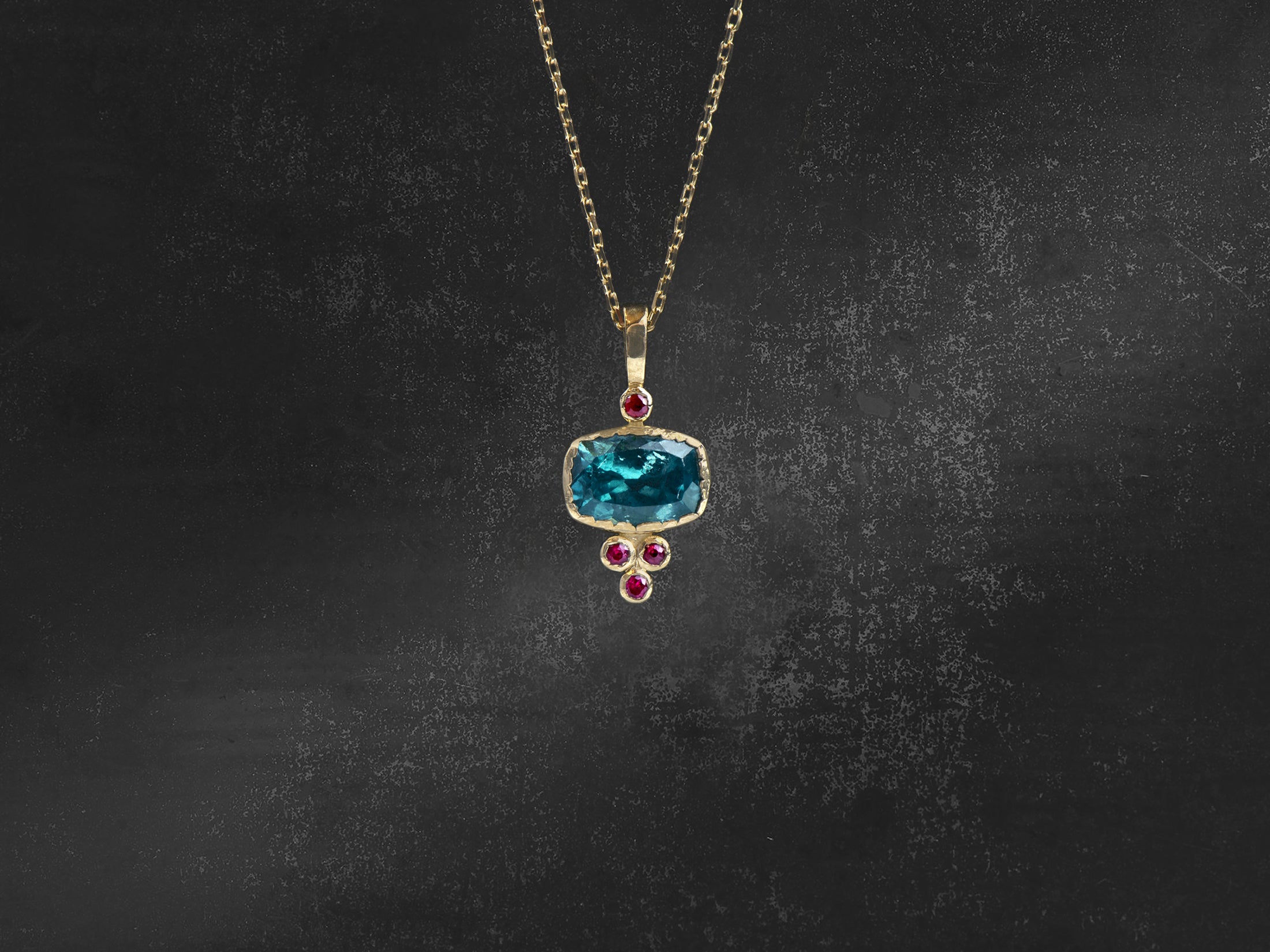 Collier Baby Samarcande tourmaline verte taillée rubis 0,89cts or jaune – bijou artisanal signé Emmanuelle Zysman