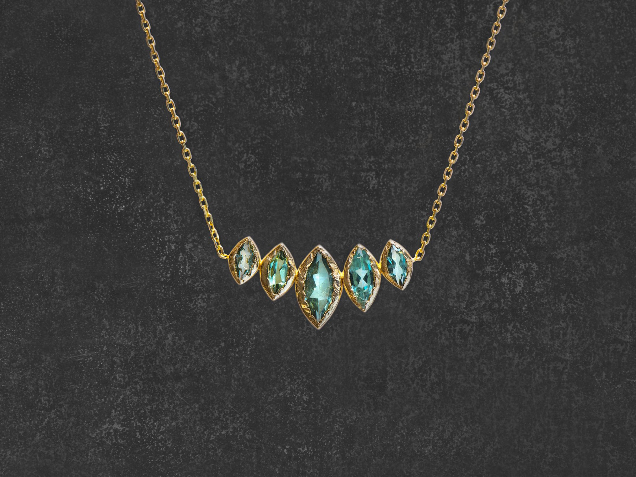 Collier India Song tourmaline verte 1,08cts or jaune – bijou artisanal signé Emmanuelle Zysman