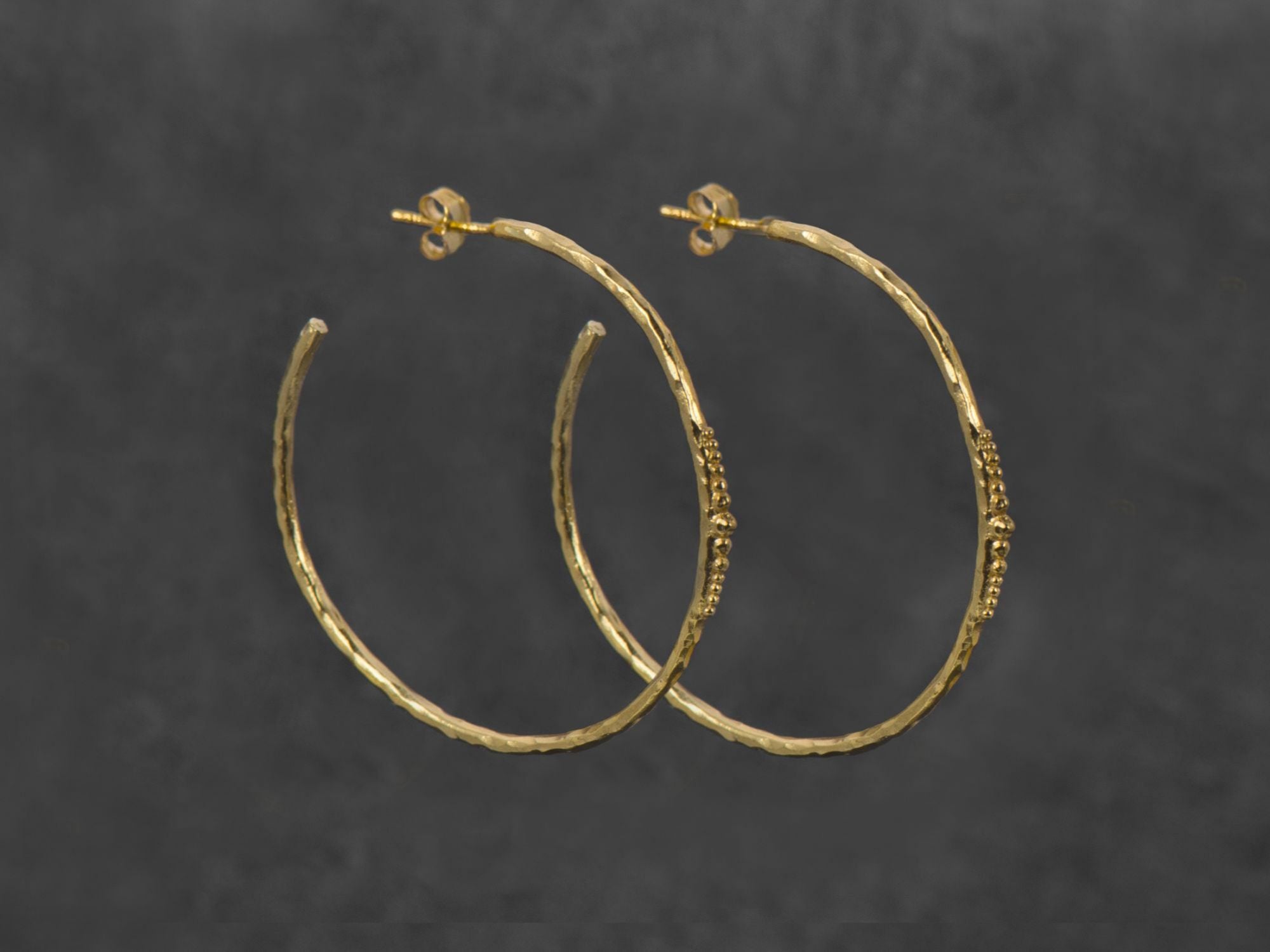 Créoles Orion plaqué or Moyen Modèle – bijou artisanal signé Emmanuelle Zysman