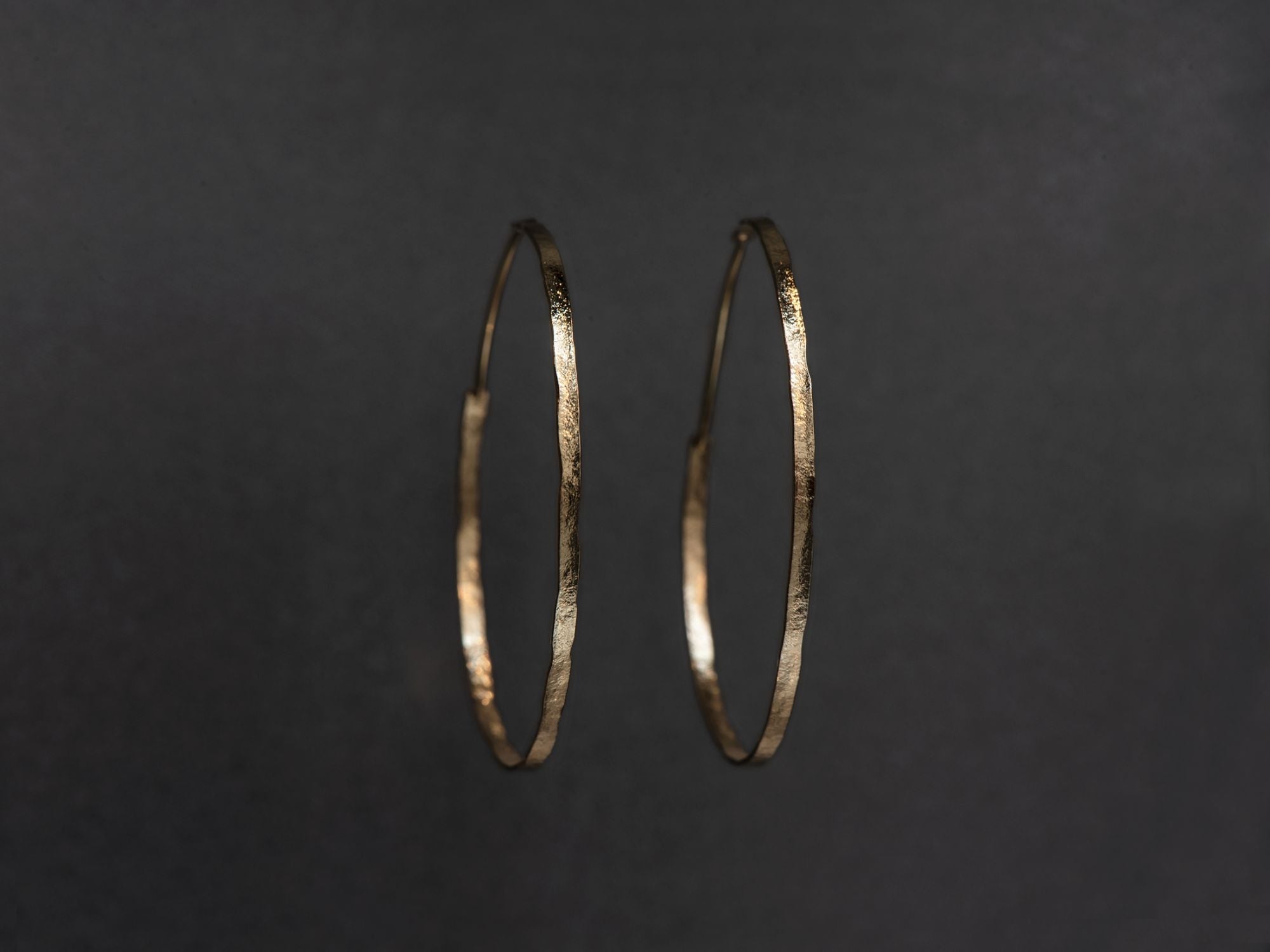 Creoles Shan GM fine or jaune – bijou artisanal signé Emmanuelle Zysman