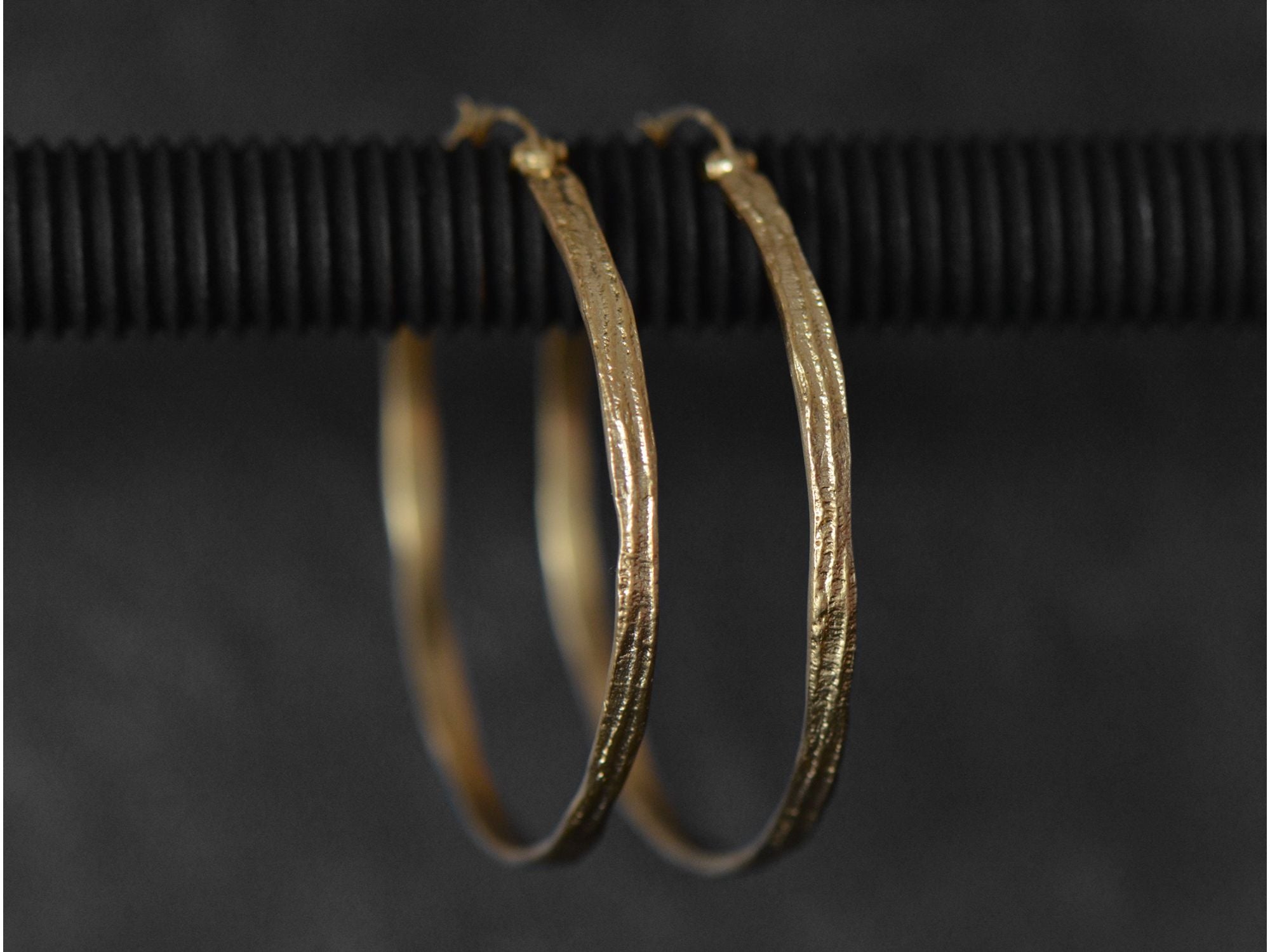 Créoles Sitia plaqué or GM – bijou artisanal signé Emmanuelle Zysman