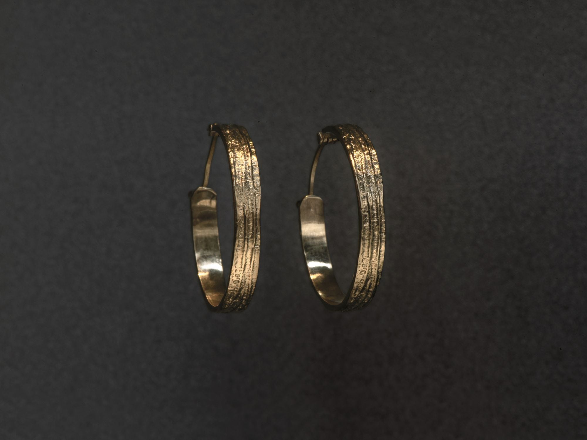 Créoles Sitia plaqué or PM – bijou artisanal signé Emmanuelle Zysman