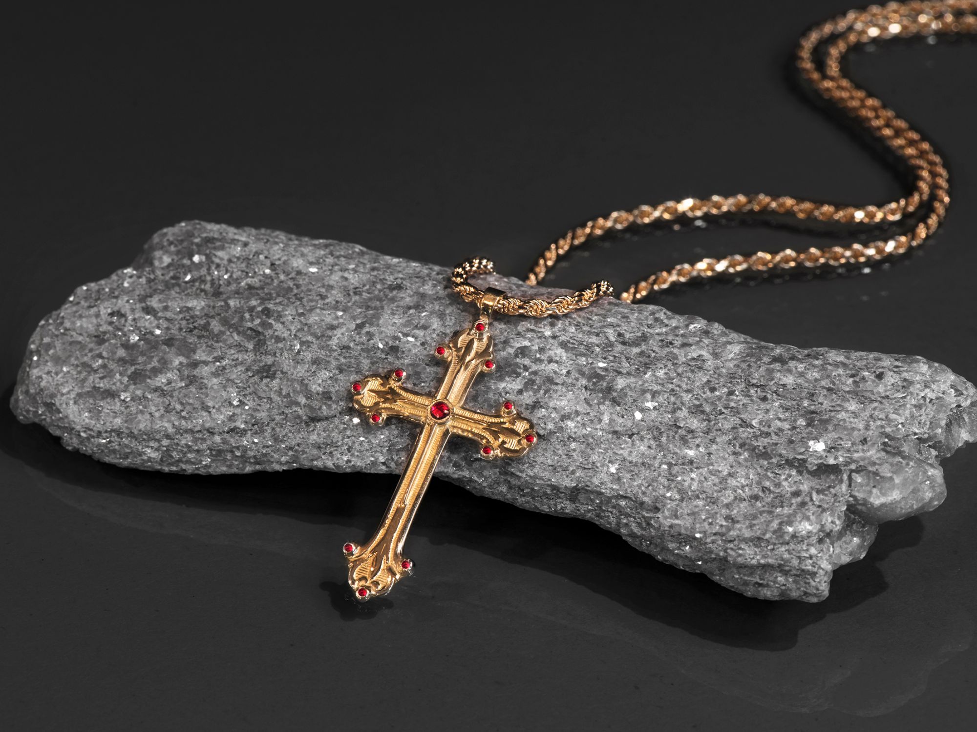Croix Syracuse Rubis – bijou artisanal signé Emmanuelle Zysman