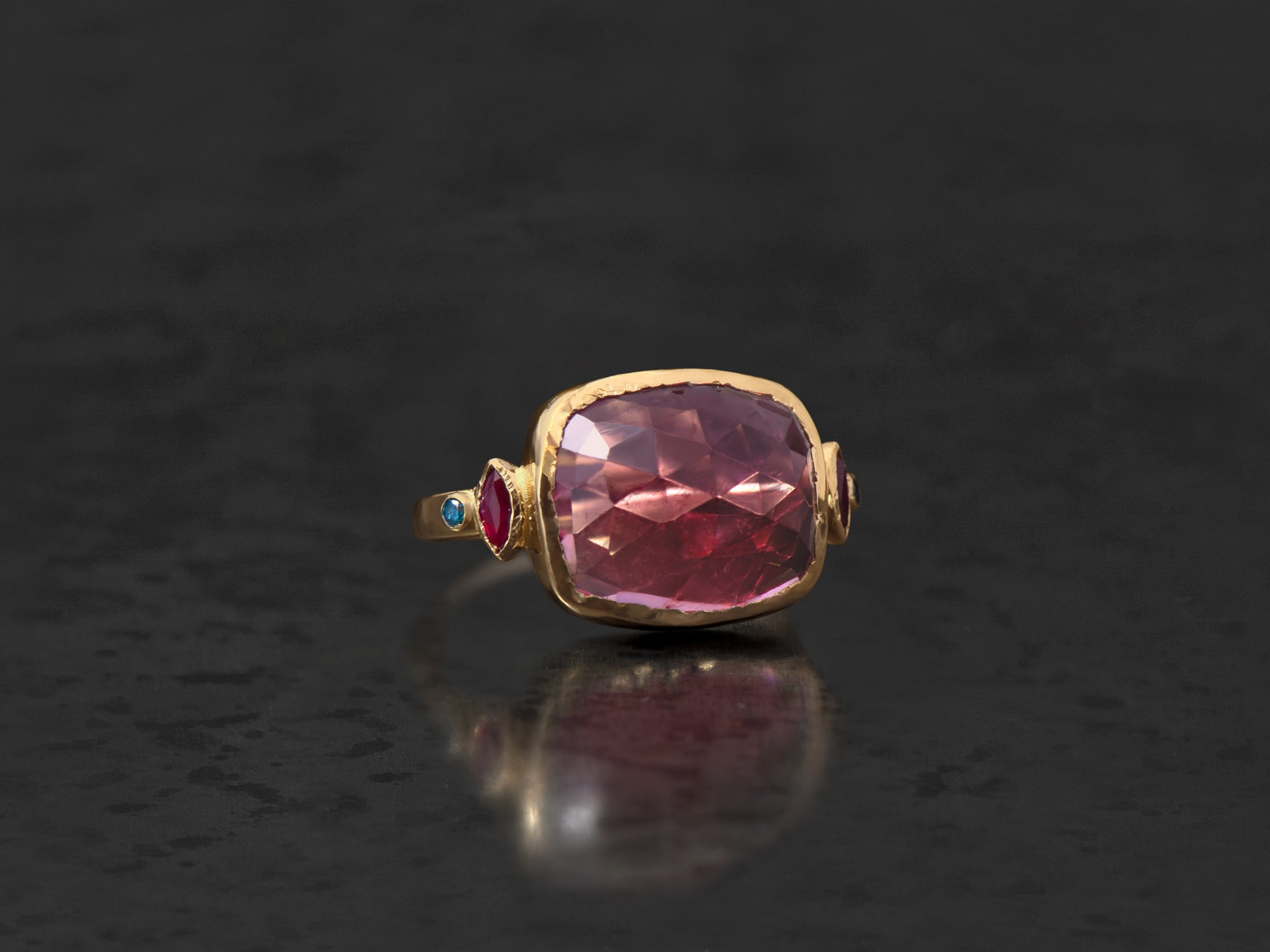 Bague Queen marquise rubis, tourmaline rose 9,85cts et diamants bleus or jaune – bijou artisanal signé Emmanuelle Zysman