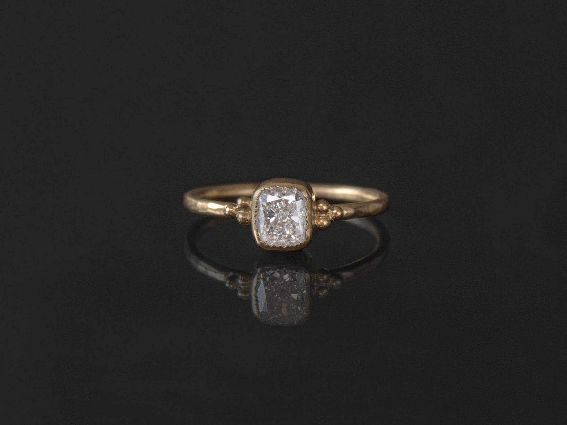 Bague Eve diamant coussin or jaune – bijou artisanal signé Emmanuelle Zysman