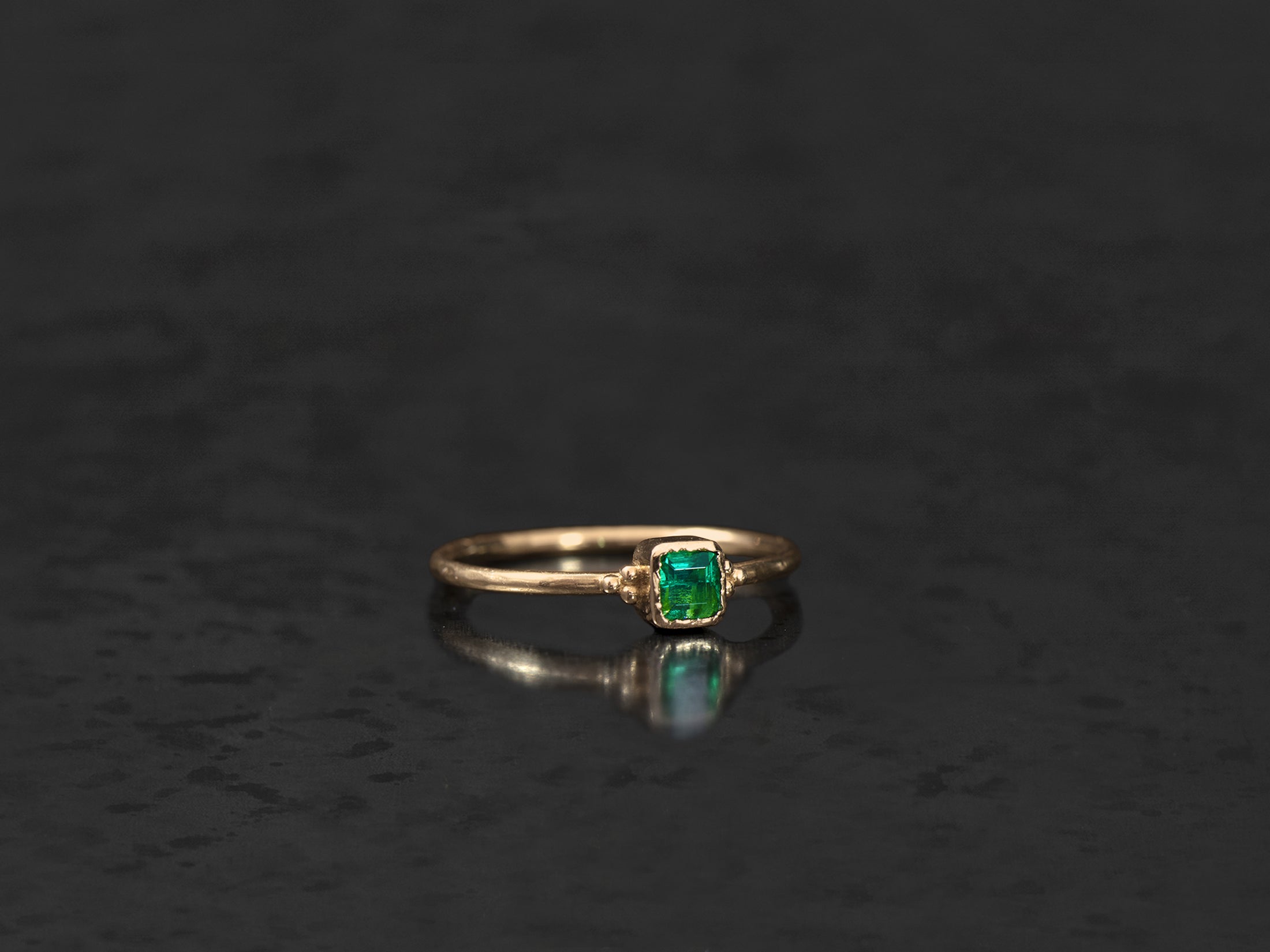 Bague Zelda emeraude coussin 0,19cts or jaune – bijou artisanal signé Emmanuelle Zysman