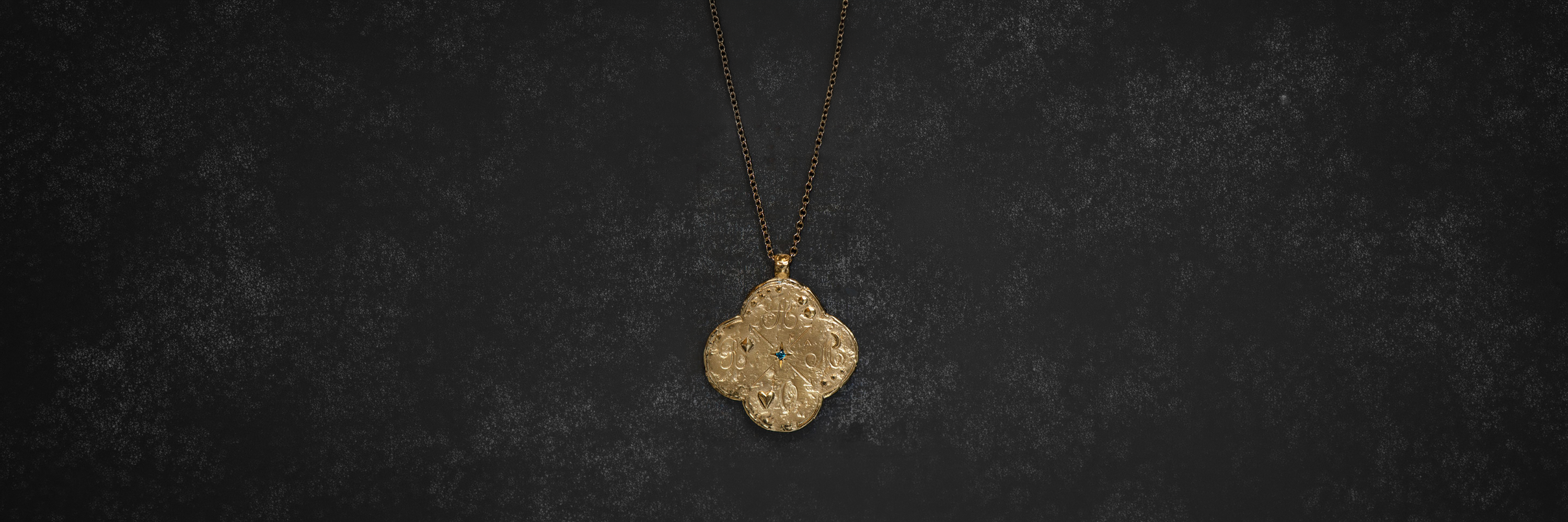 Pendentif Amor Fati gravé « aime ton destin », quadrilobe et diamant, Emmanuelle Zysman
