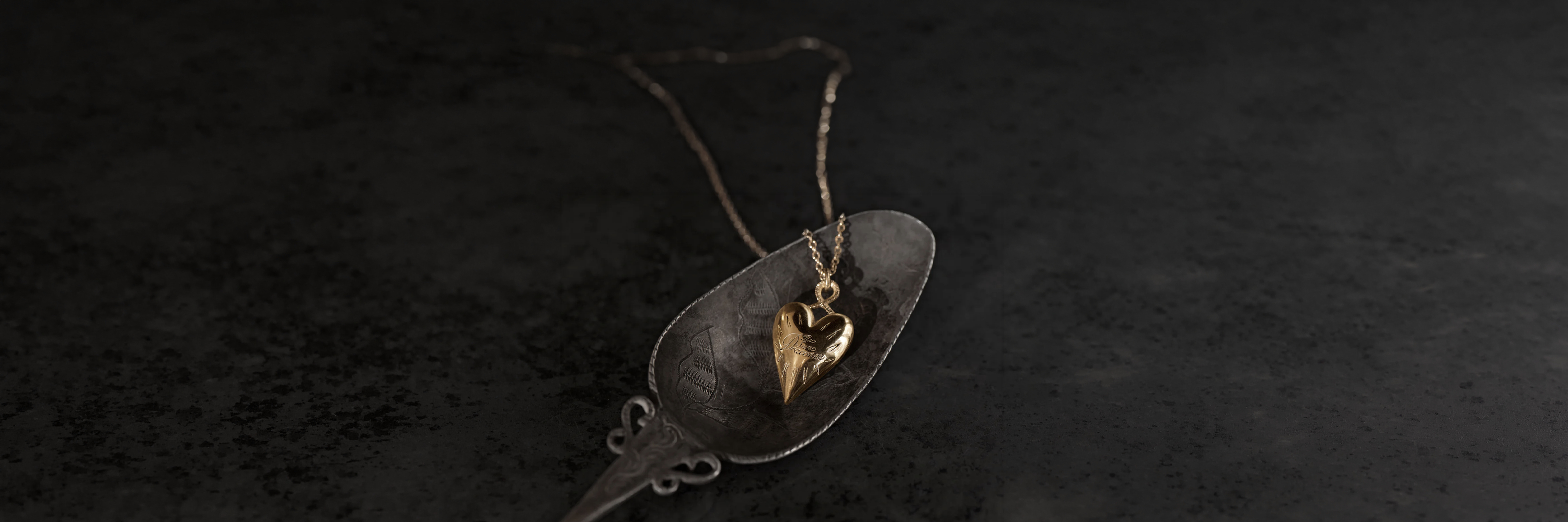Pendentif cœur en or créé à la main par Emmanuelle Zysman, atelier de Montmartre