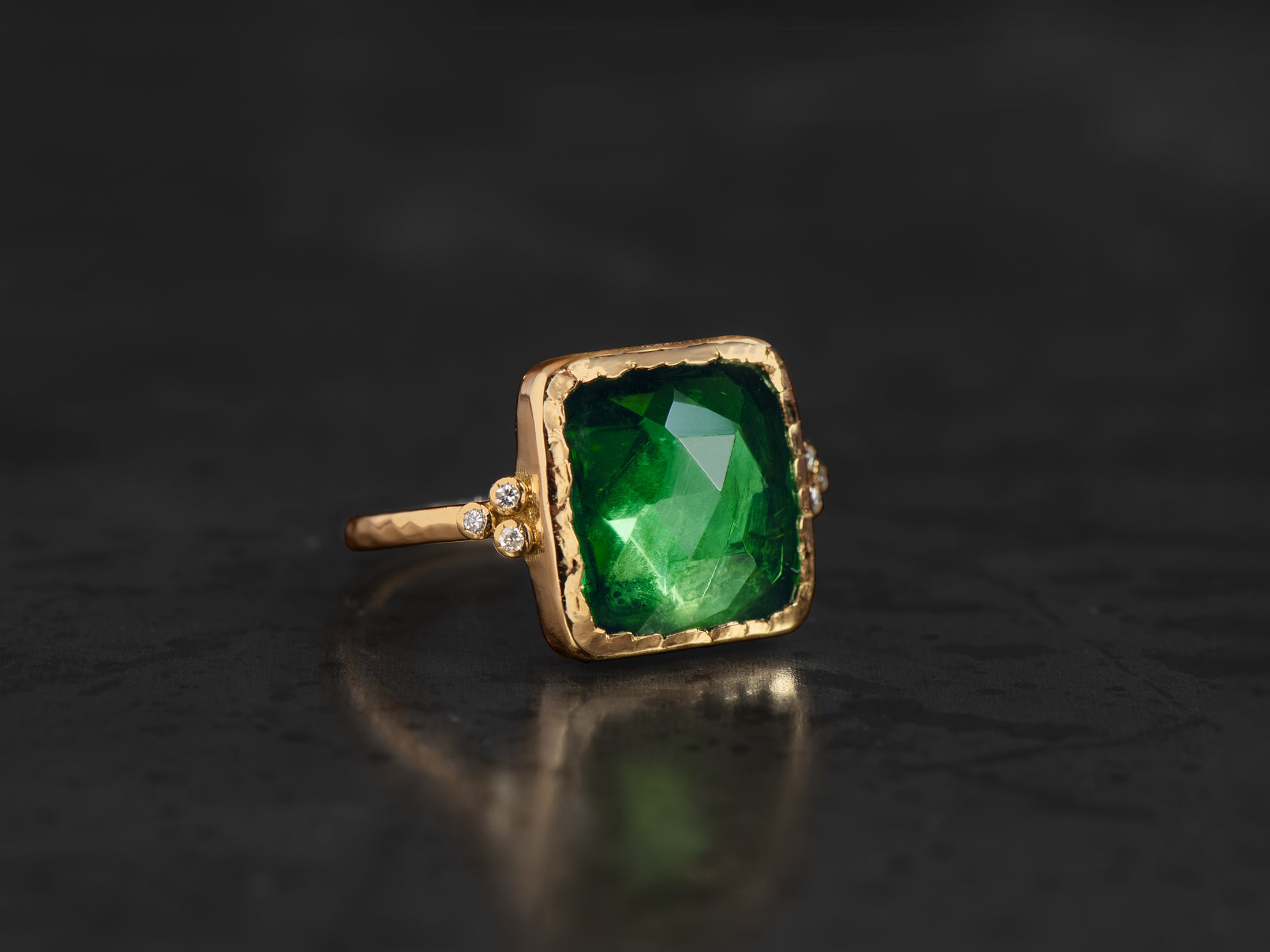 Bague Queen diamants et tourmaline verte 5,26cts or jaune