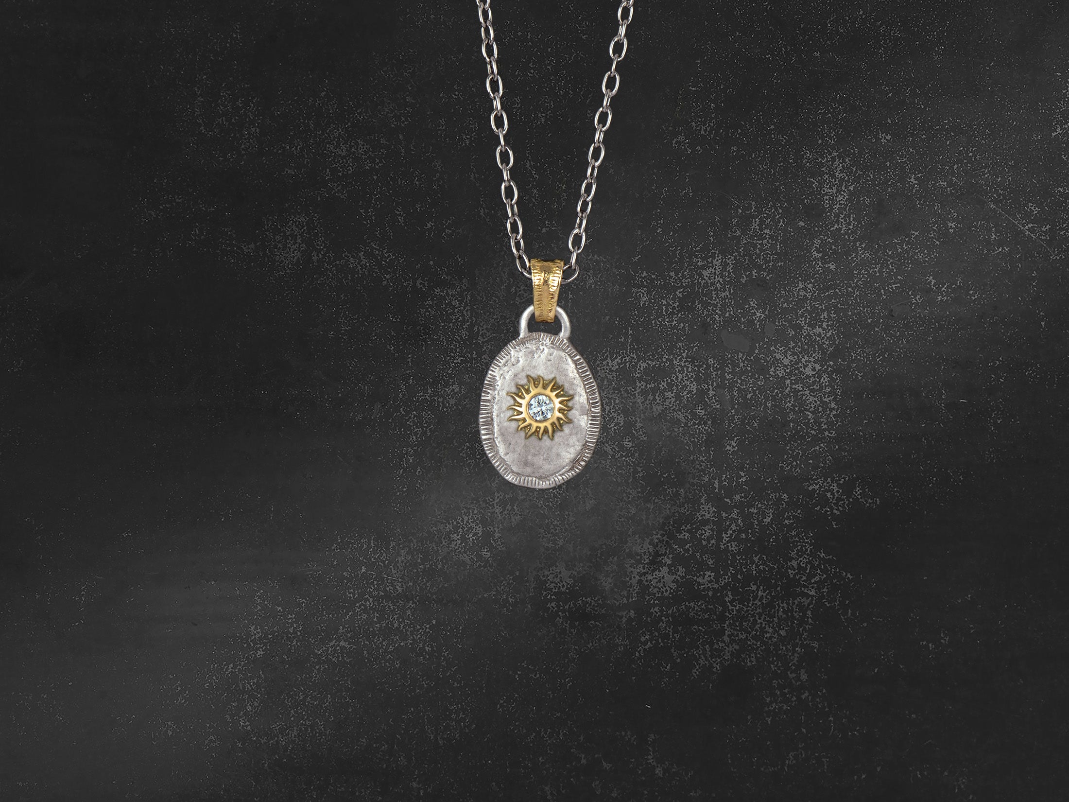Pendentif Solis Lux ovale mini soleil diamant