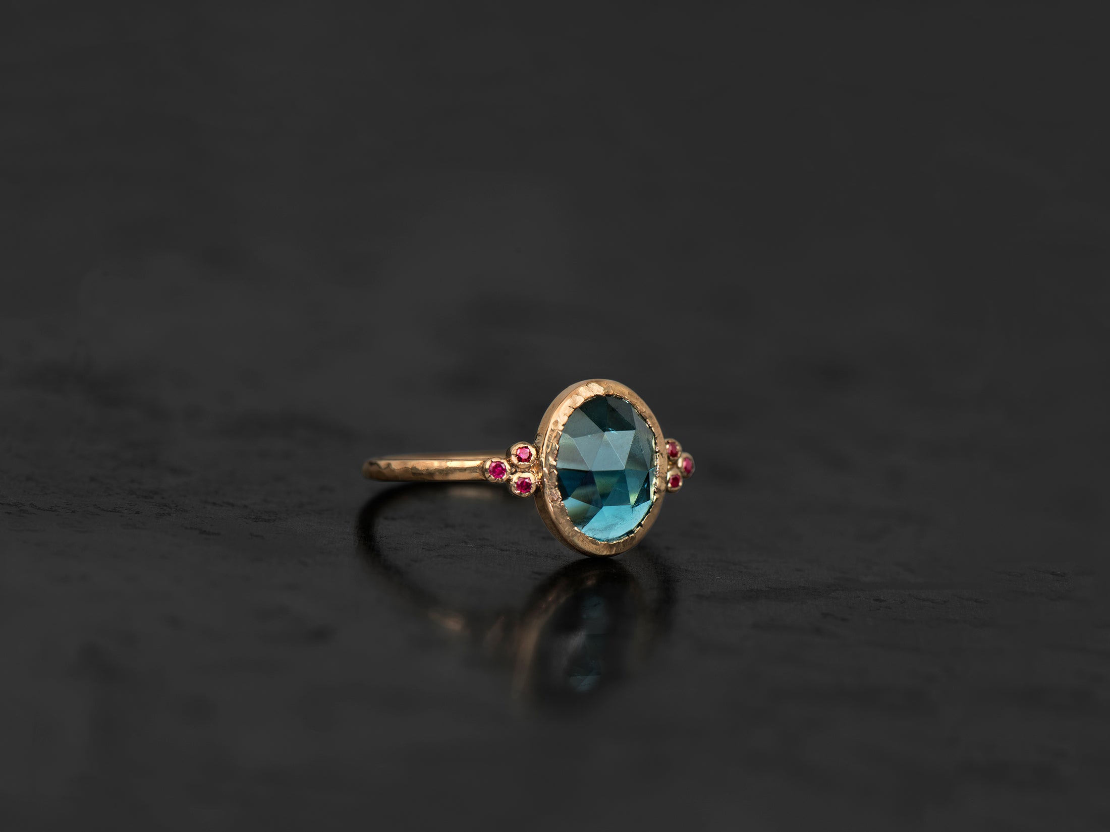 bague baby queen rubis tourmaline bleue 1,47cts or jaune