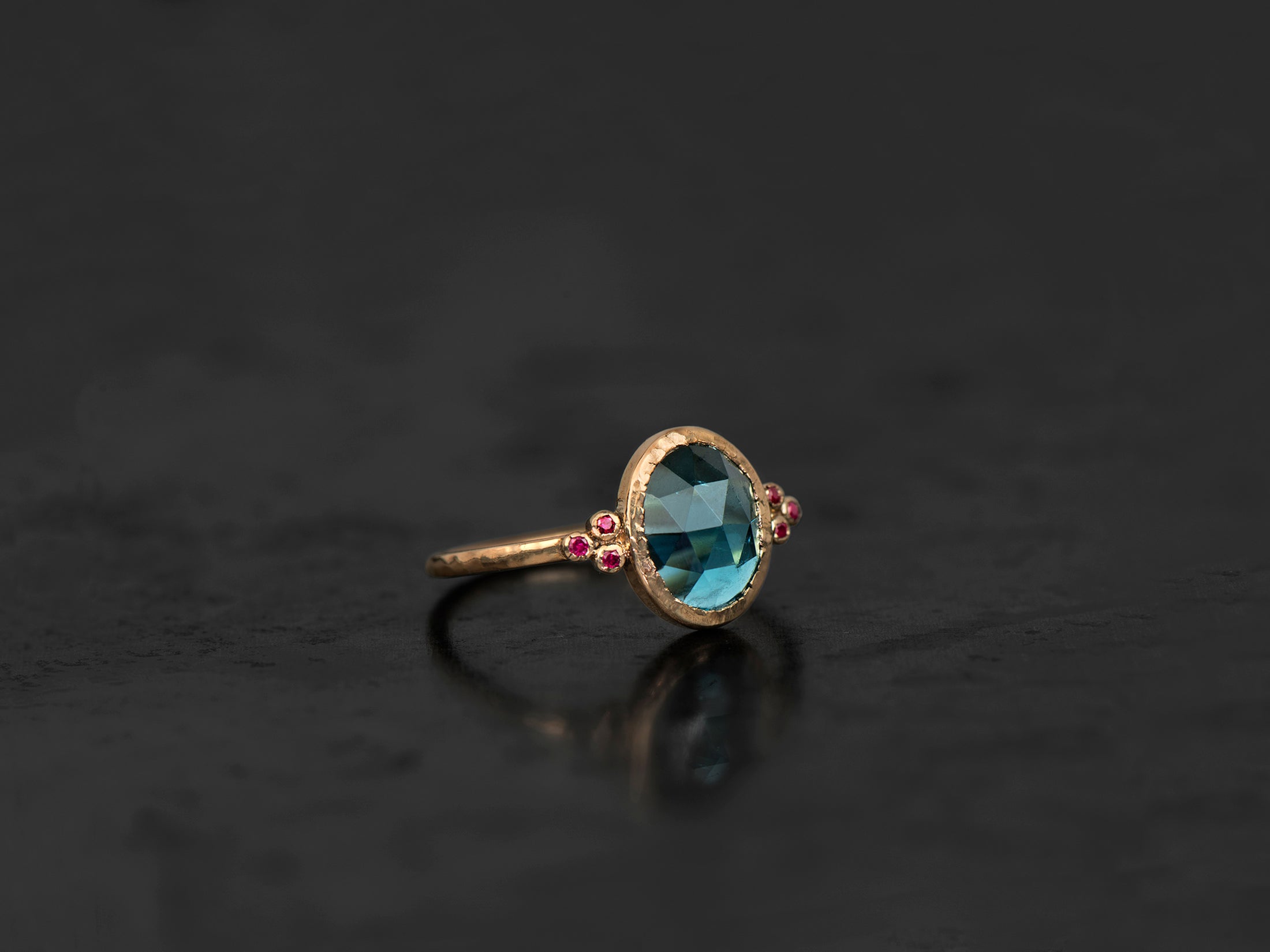 bague baby queen rubis tourmaline bleue 1,47cts or jaune