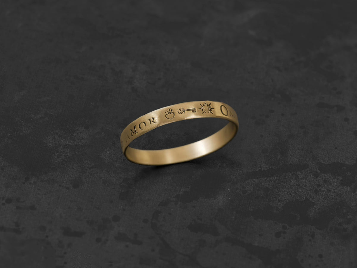 Motto Ring Omnia Vincit PM yellow gold