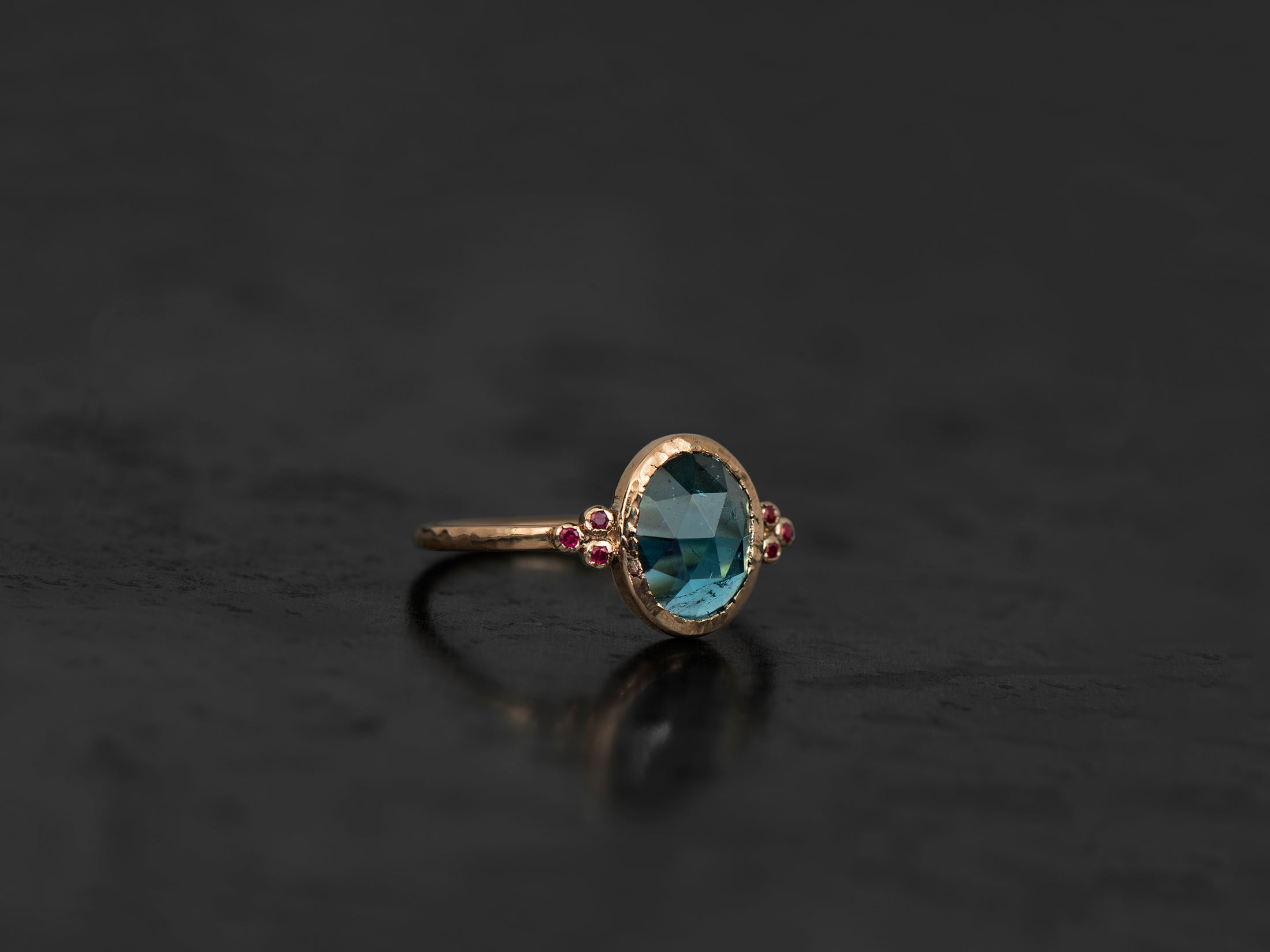 bague baby queen rubis tourmaline bleue 1,47cts or jaune