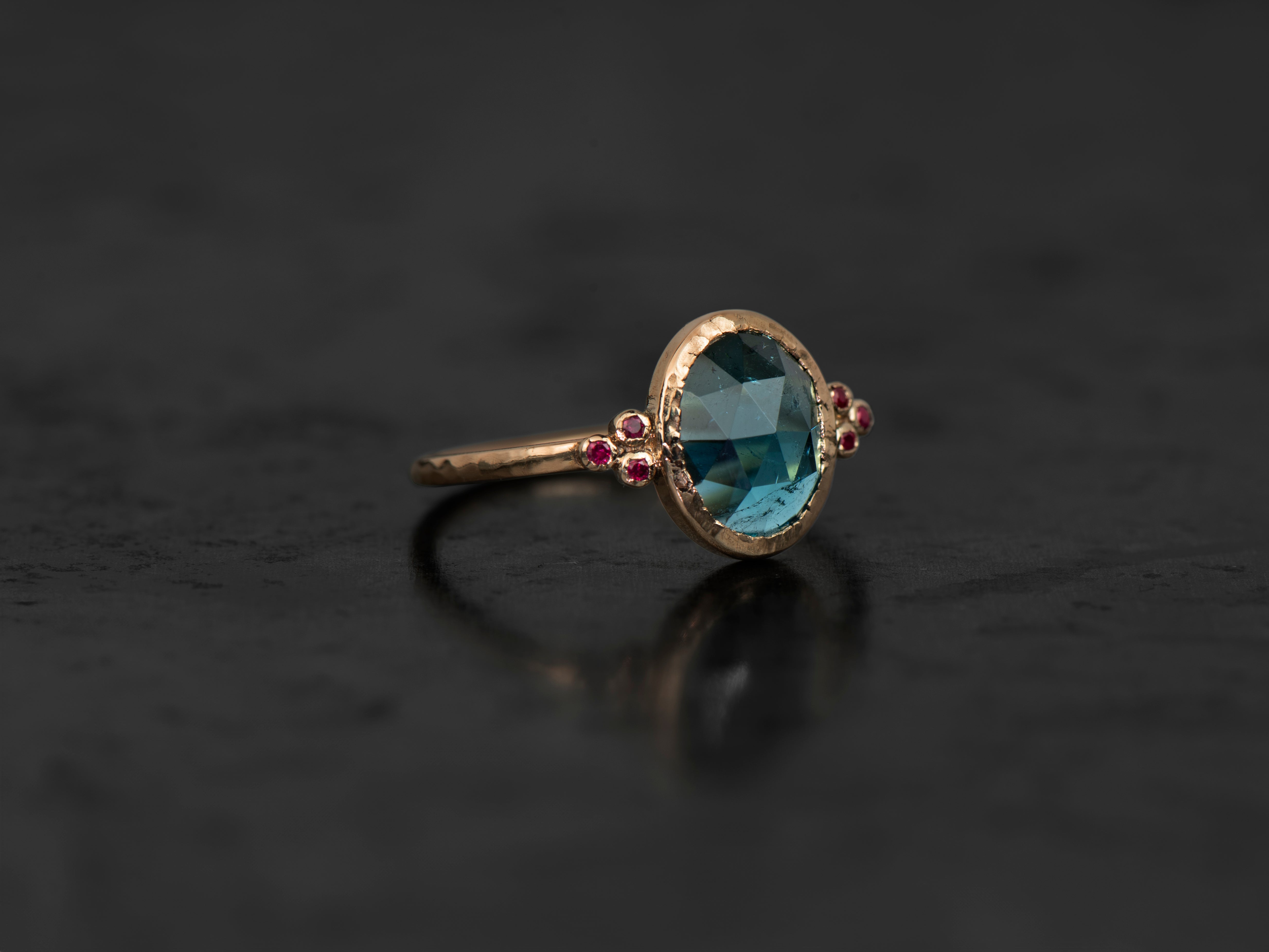 bague baby queen rubis tourmaline bleue 1,47cts or jaune