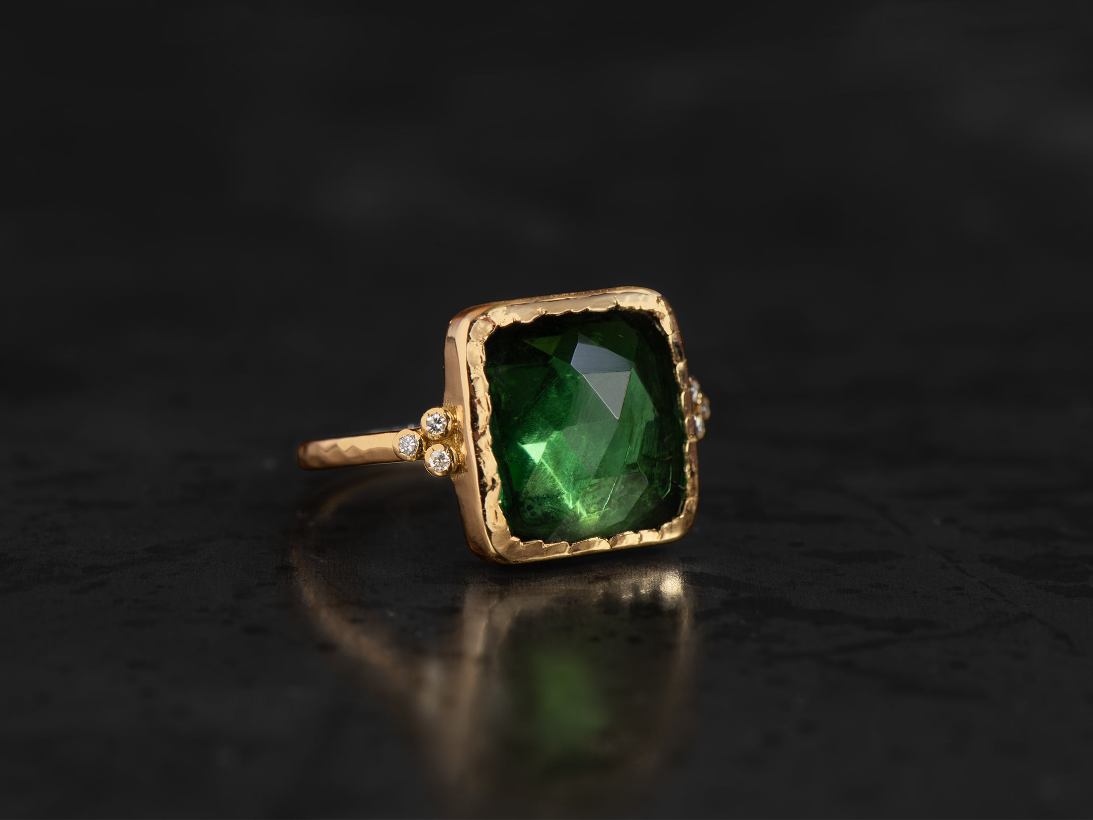 Bague Queen diamants et tourmaline verte 5,26cts or jaune