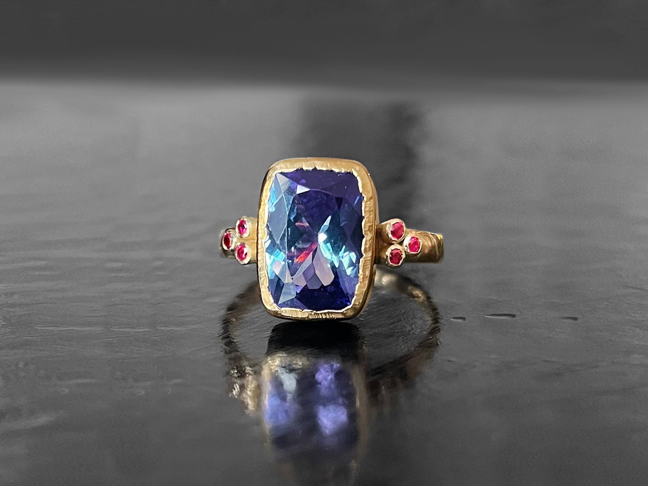 Bague Queen rubis or jaune tanzanite