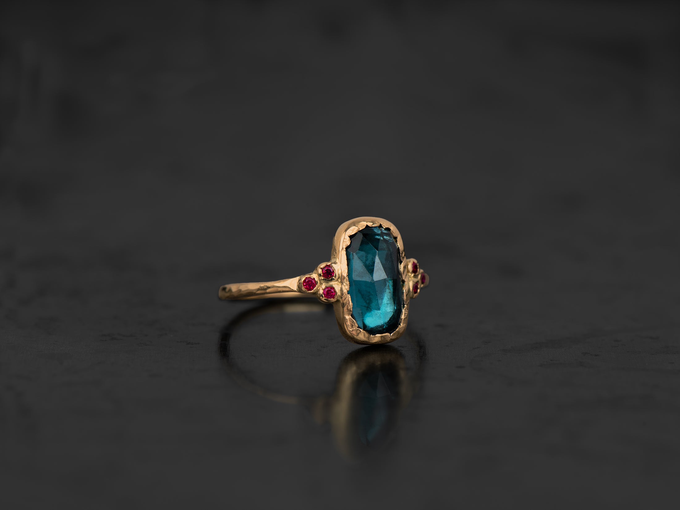 bague queen rubis tourmaline bleue 1,75cts or jaune