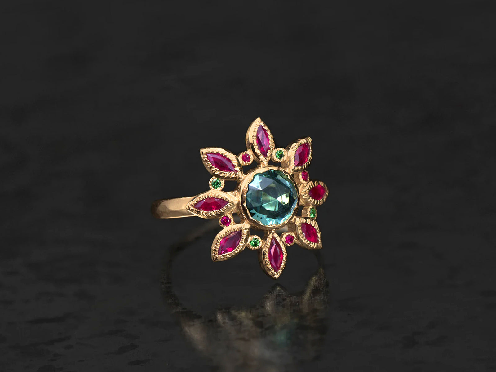 Bague Sagan tourmaline indigo ronde 1,25cts, rubis, marquises et tsavorite or jaune